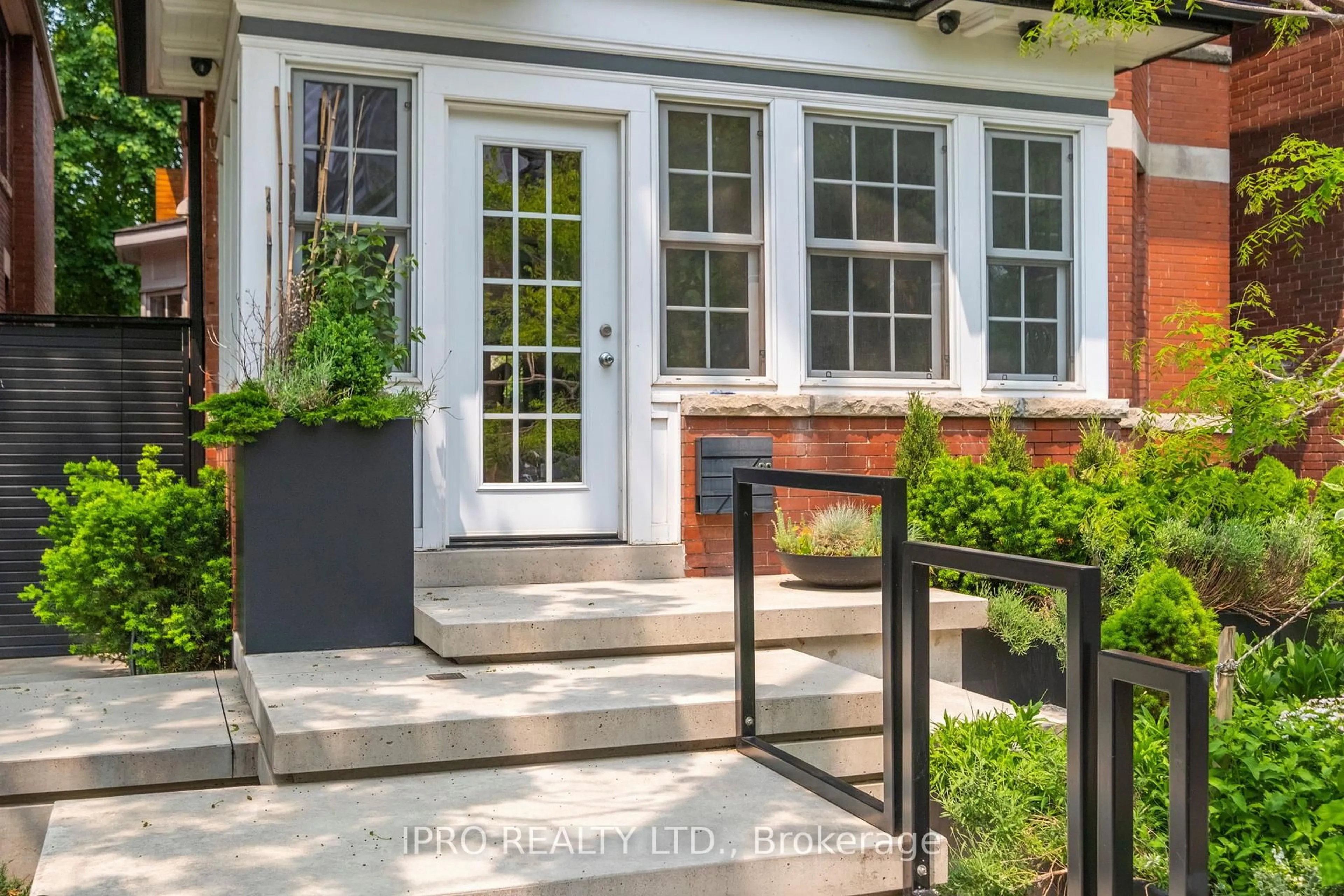Indoor entryway for 20 Fairview Blvd, Toronto Ontario M4K 1L9