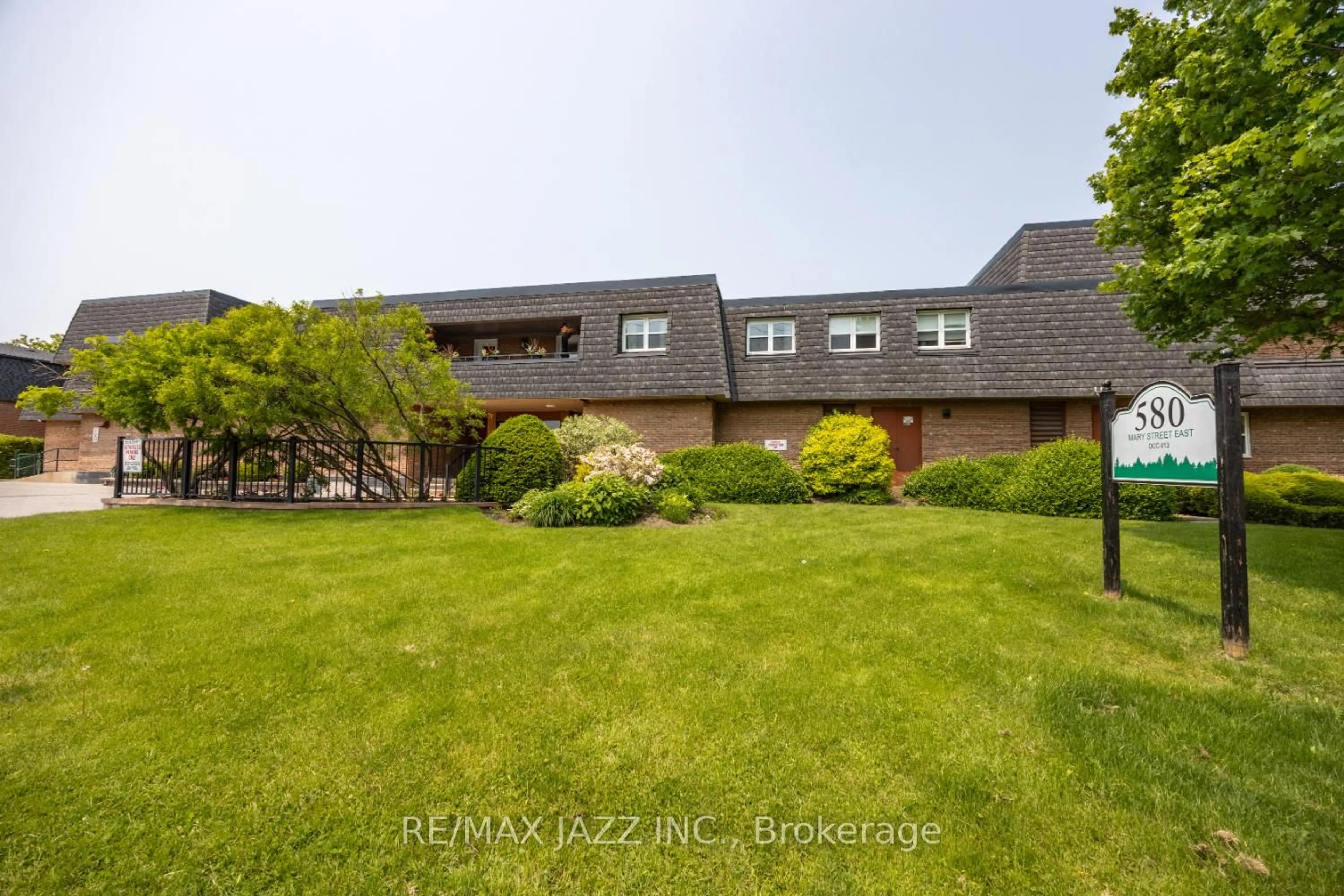 A pic from outside/outdoor area/front of a property/back of a property/a pic from drone, unknown for 580 Mary St #206, Whitby Ontario L1N 2R3