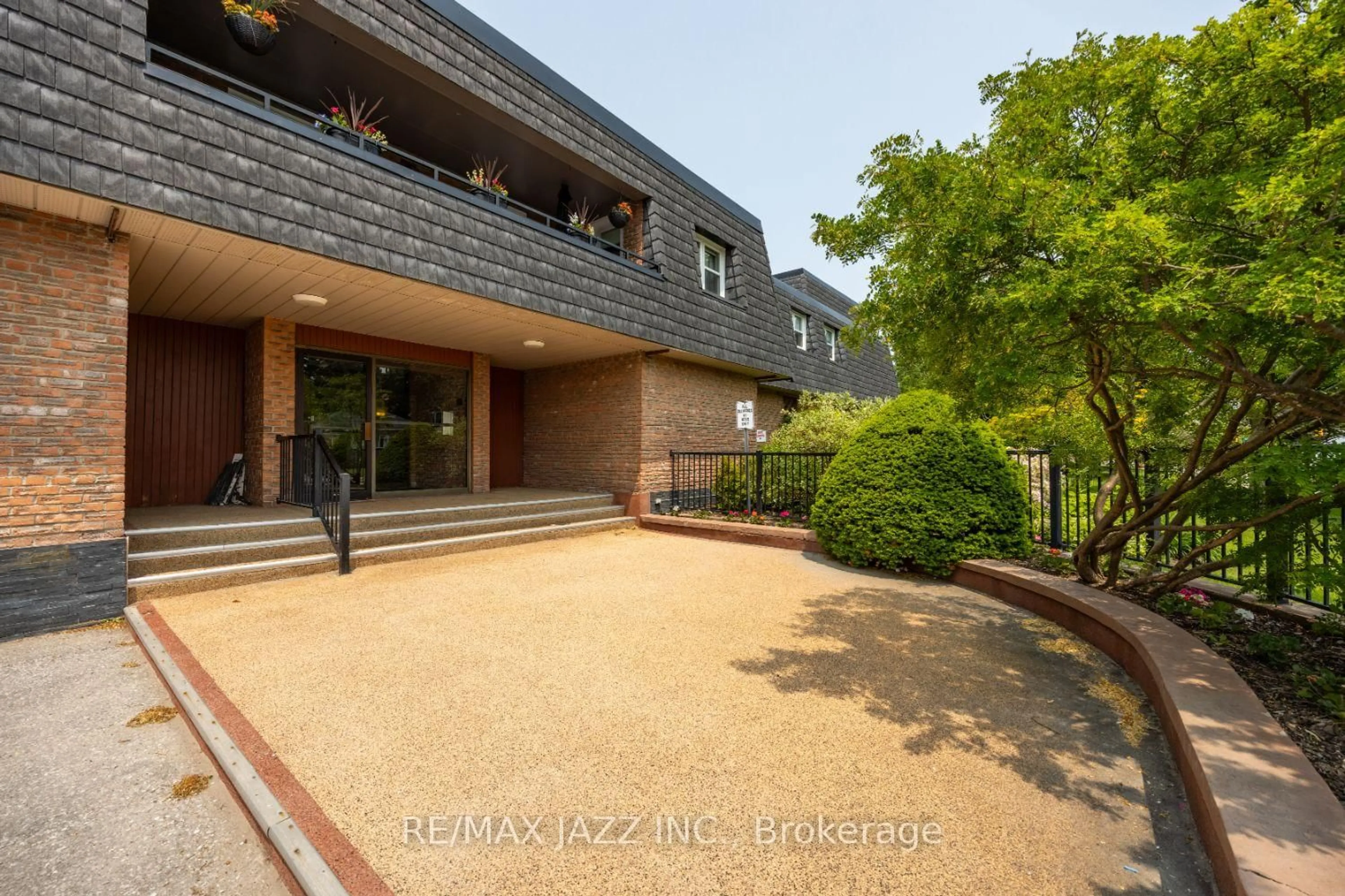 Unknown for 580 Mary St #206, Whitby Ontario L1N 2R3