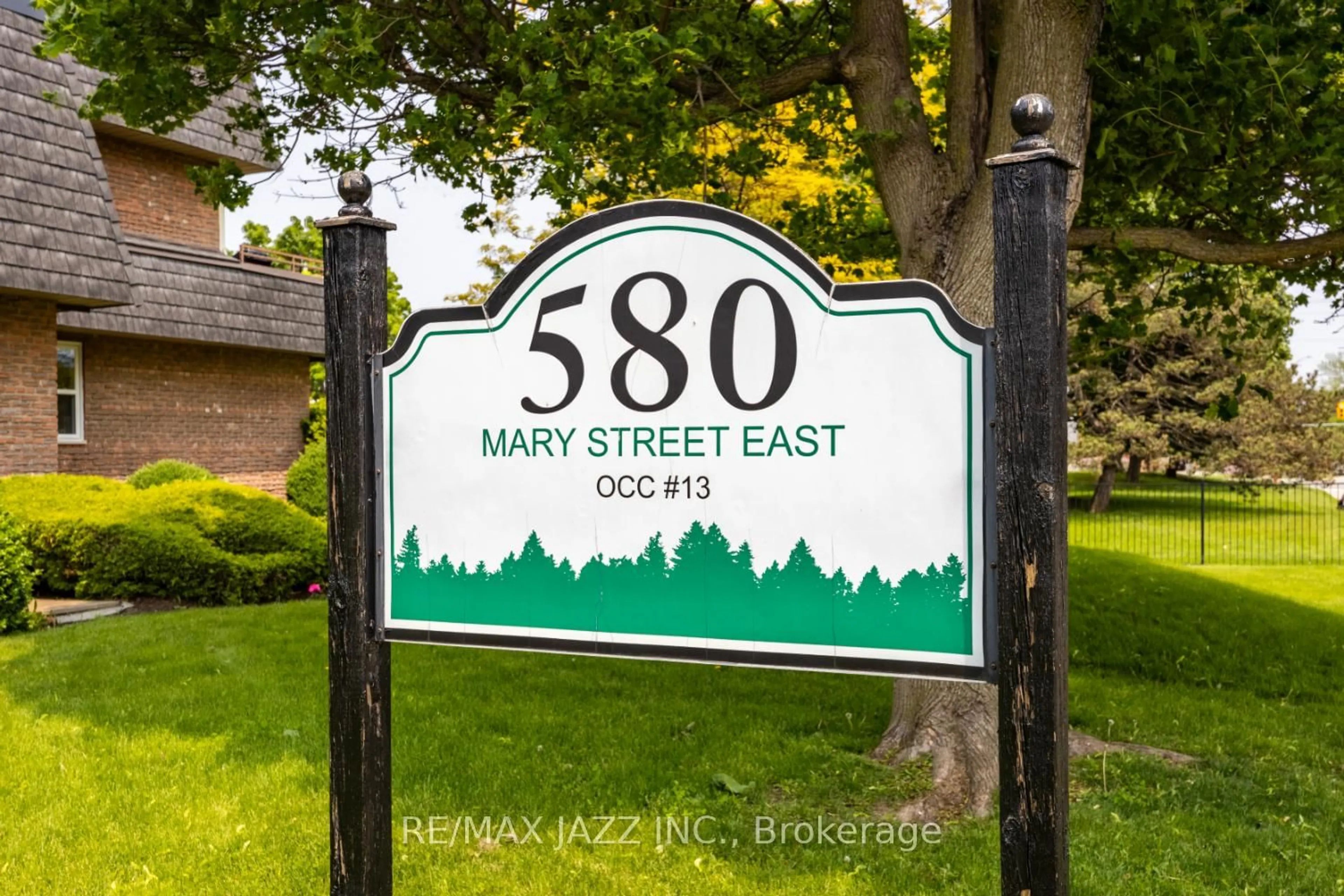 Indoor entryway for 580 Mary St #206, Whitby Ontario L1N 2R3