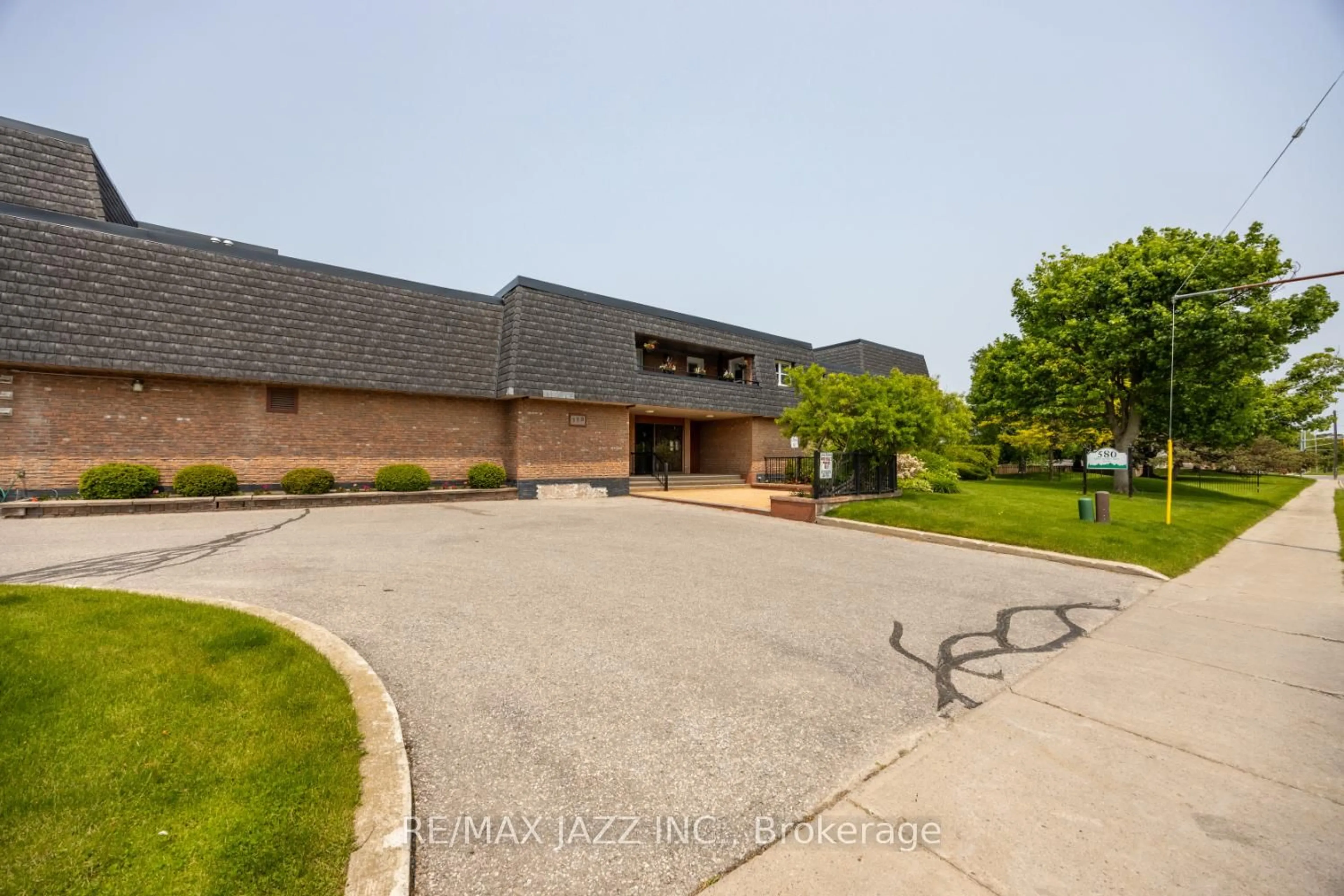 Indoor foyer for 580 Mary St #206, Whitby Ontario L1N 2R3