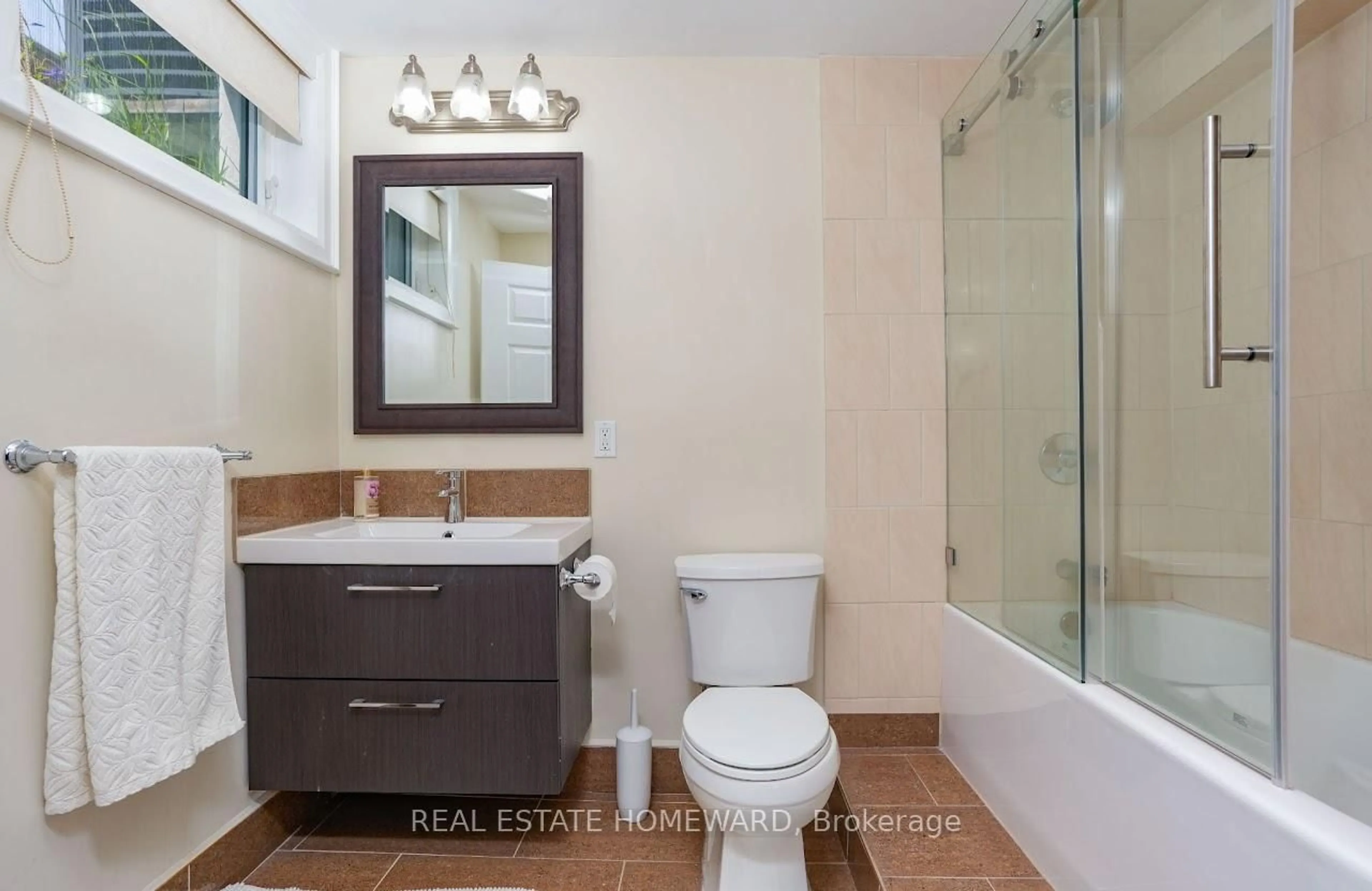 Standard bathroom, ceramic/tile floor for 56 Georgina Dr, Ajax Ontario L1S 6C3