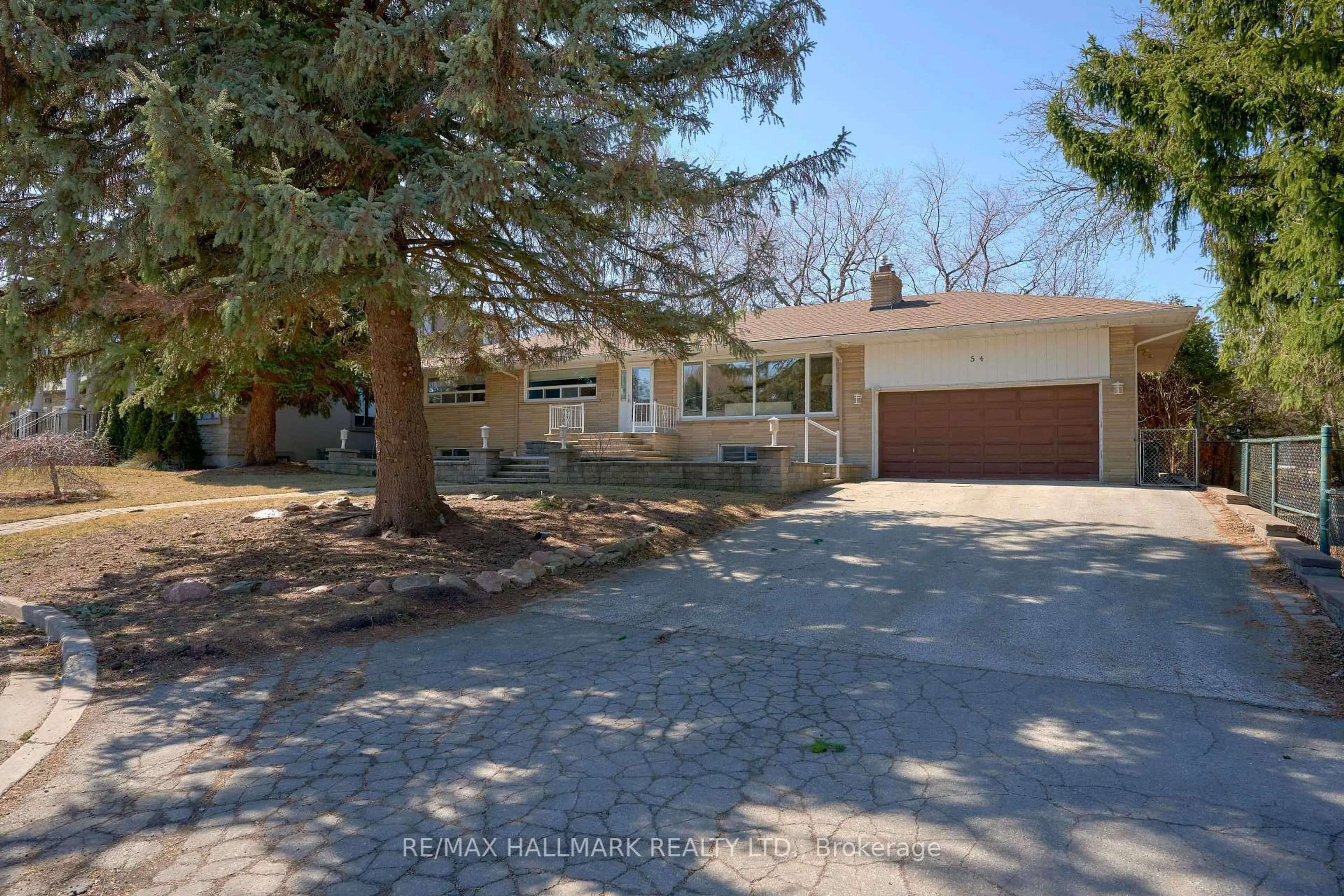 A pic from outside/outdoor area/front of a property/back of a property/a pic from drone, street for 54 Heathfield Dr, Toronto Ontario M1M 3B1