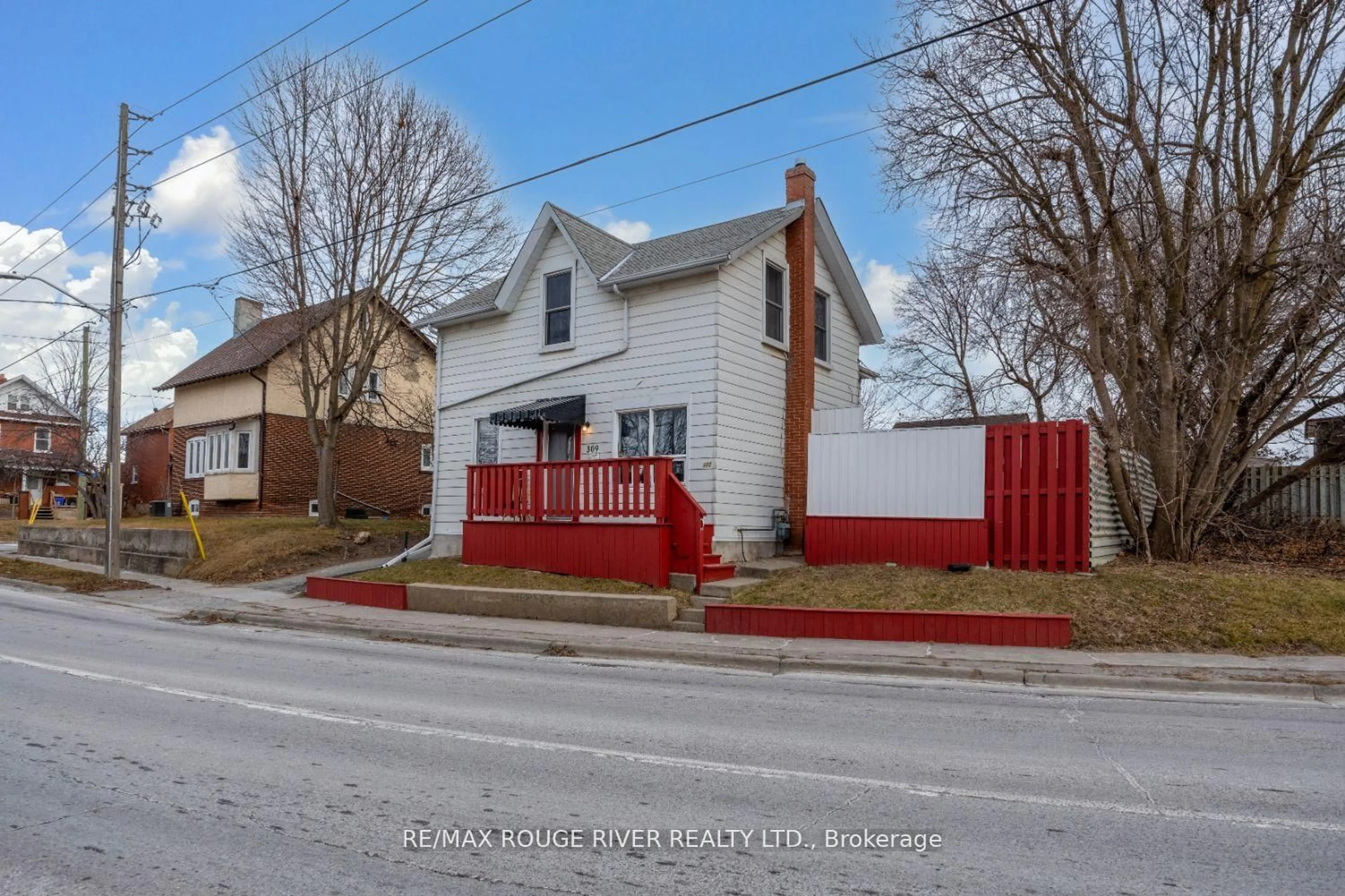 A pic from outside/outdoor area/front of a property/back of a property/a pic from drone, street for 309 Centre St, Oshawa Ontario L1H 4B3