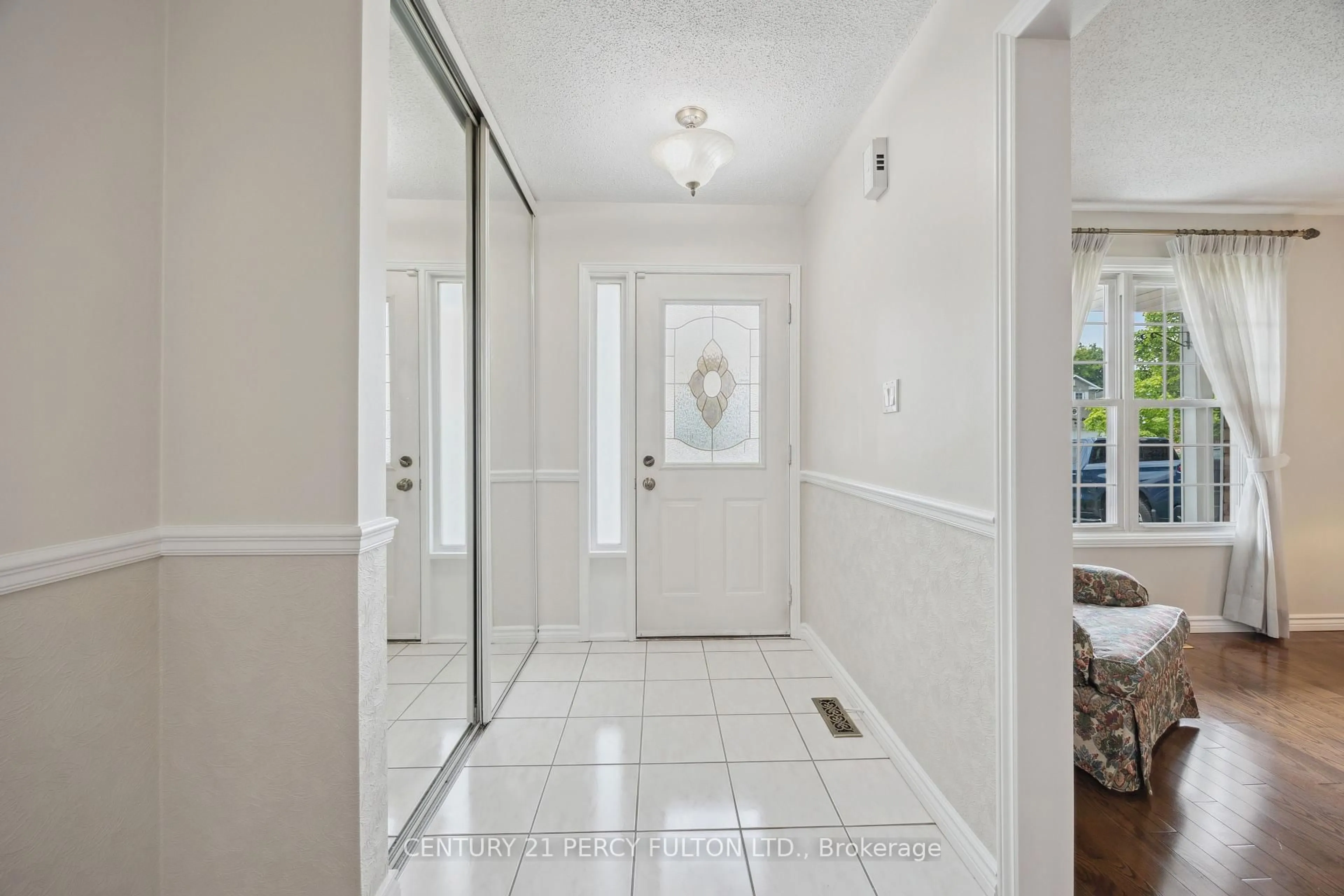 Indoor entryway for 53 Sandringham Dr, Clarington Ontario L1E 1X2