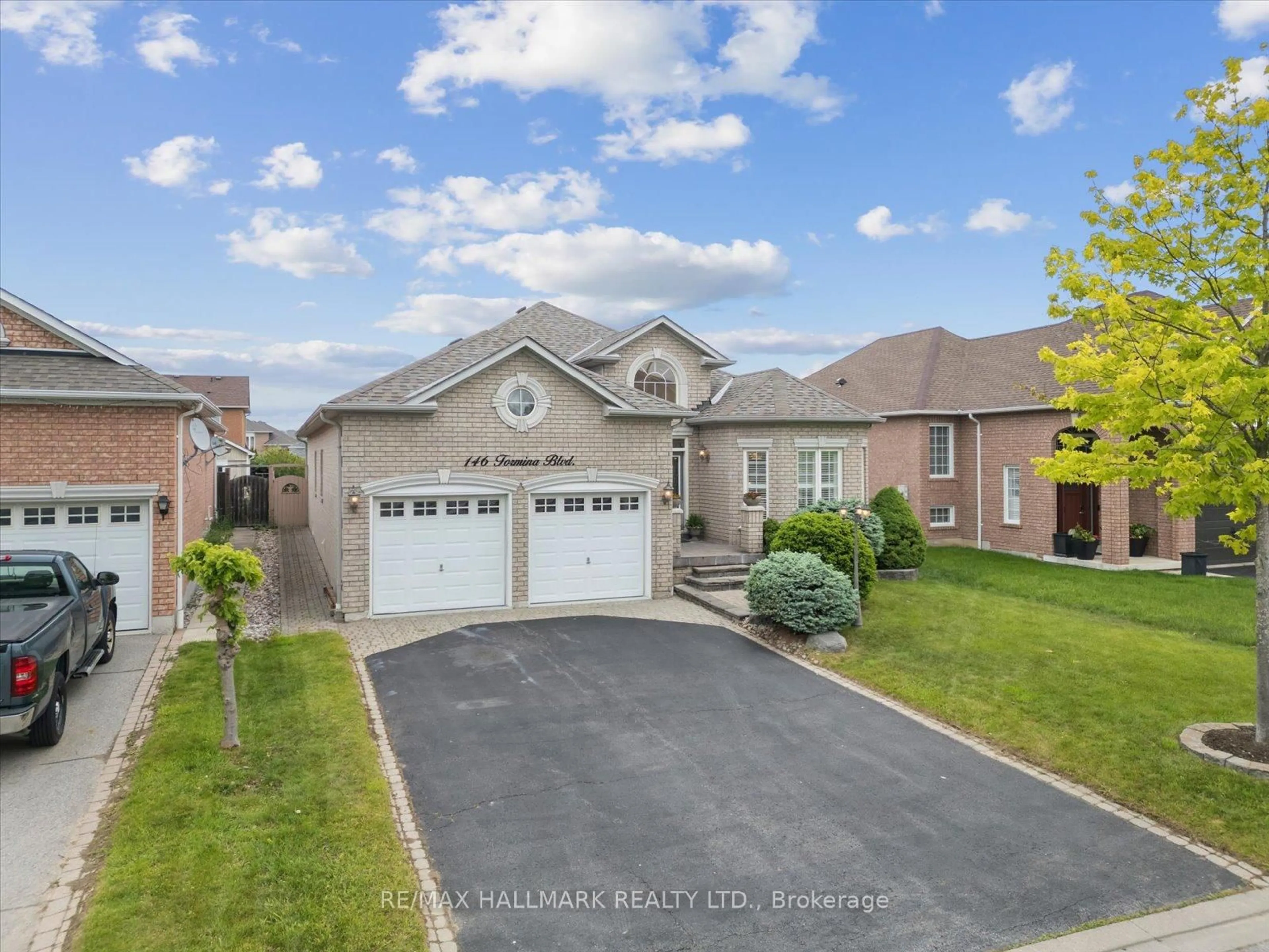 A pic from outside/outdoor area/front of a property/back of a property/a pic from drone, street for 146 Tormina Blvd, Whitby Ontario L1R 3R6