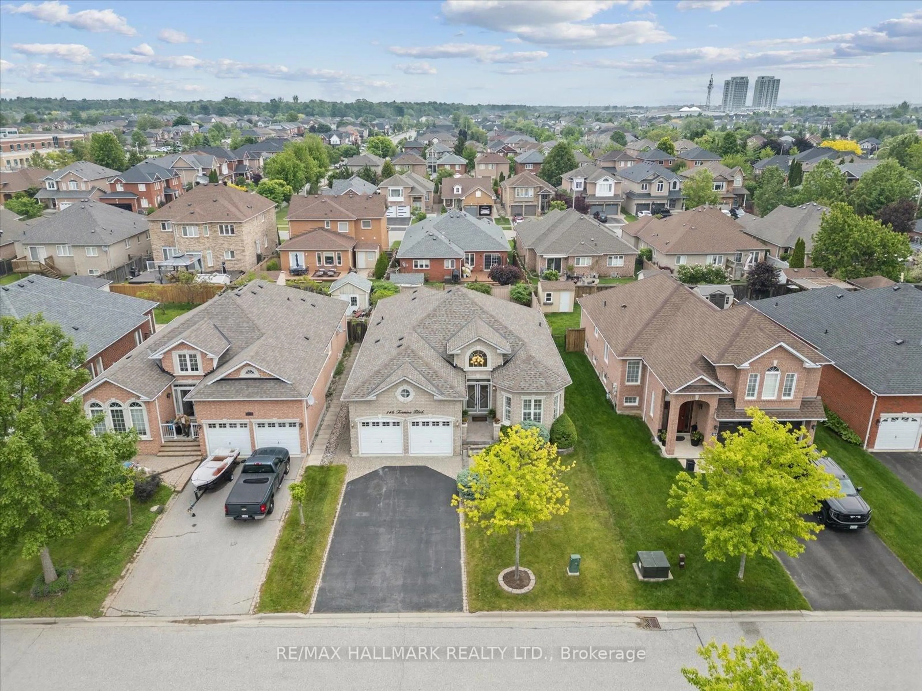 A pic from outside/outdoor area/front of a property/back of a property/a pic from drone, street for 146 Tormina Blvd, Whitby Ontario L1R 3R6