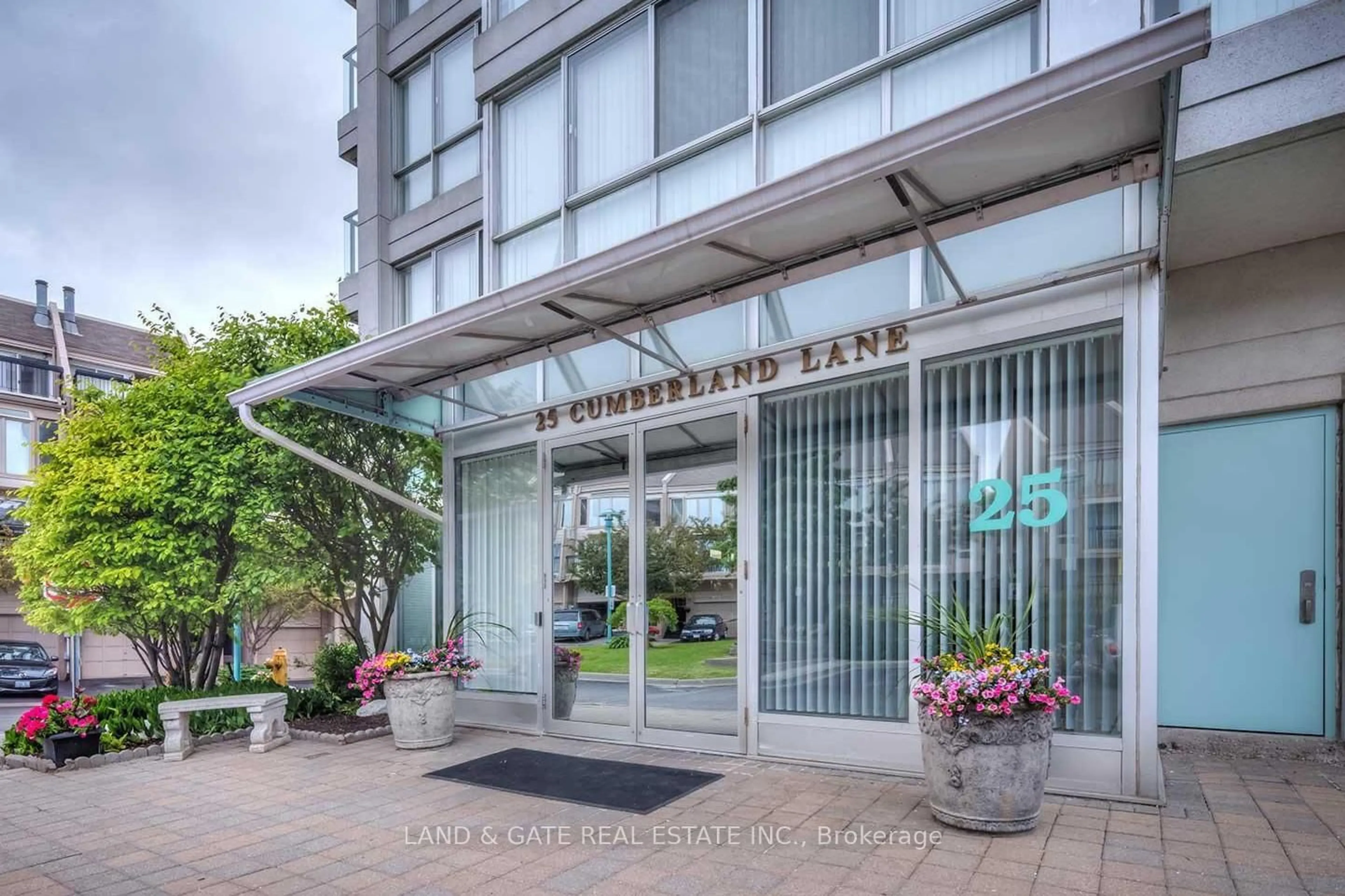 Indoor foyer for 25 Cumberland Lane #112, Ajax Ontario L1S 7K1
