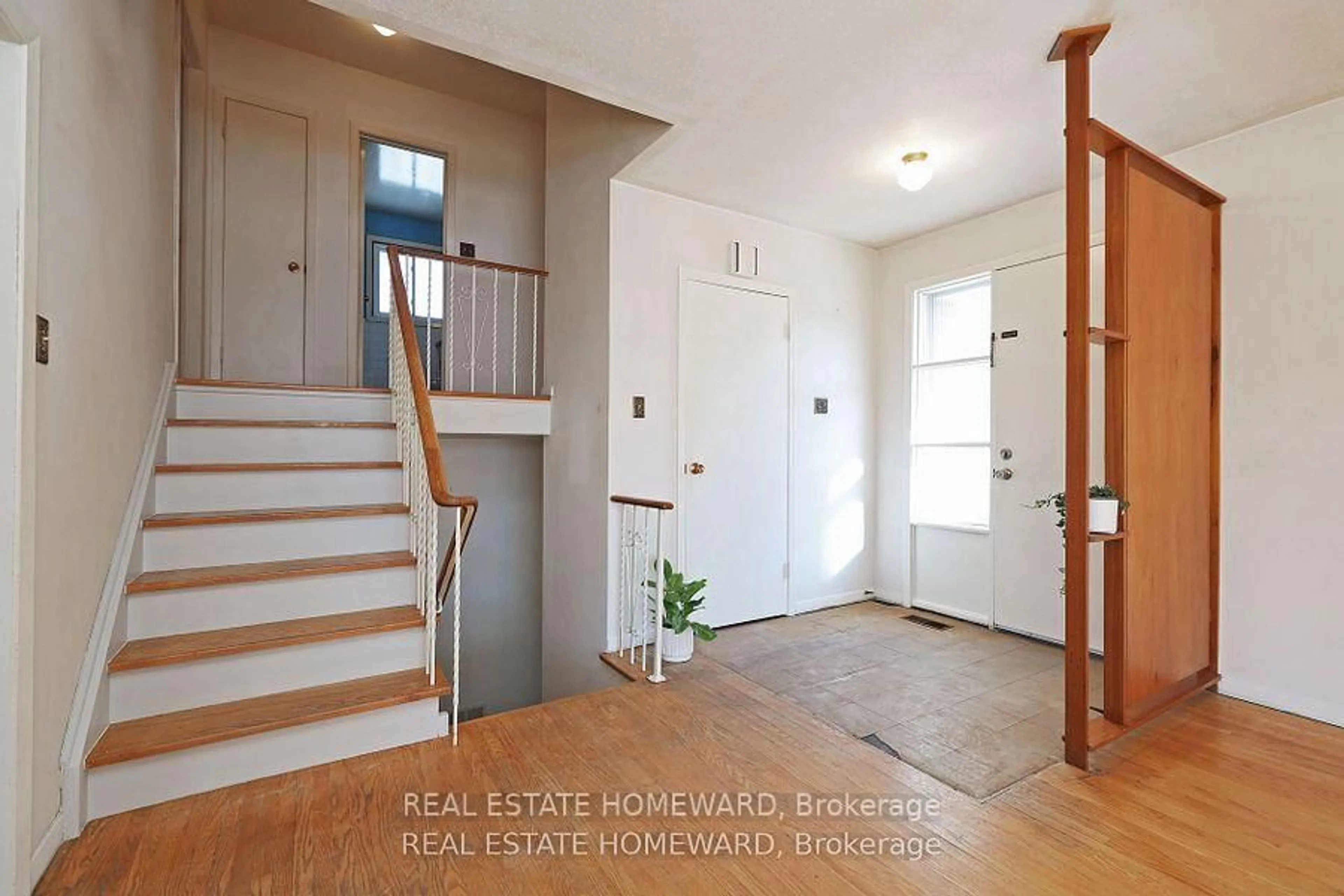 Indoor entryway for 36 Manorglen Cres, Toronto Ontario M1S 1W4