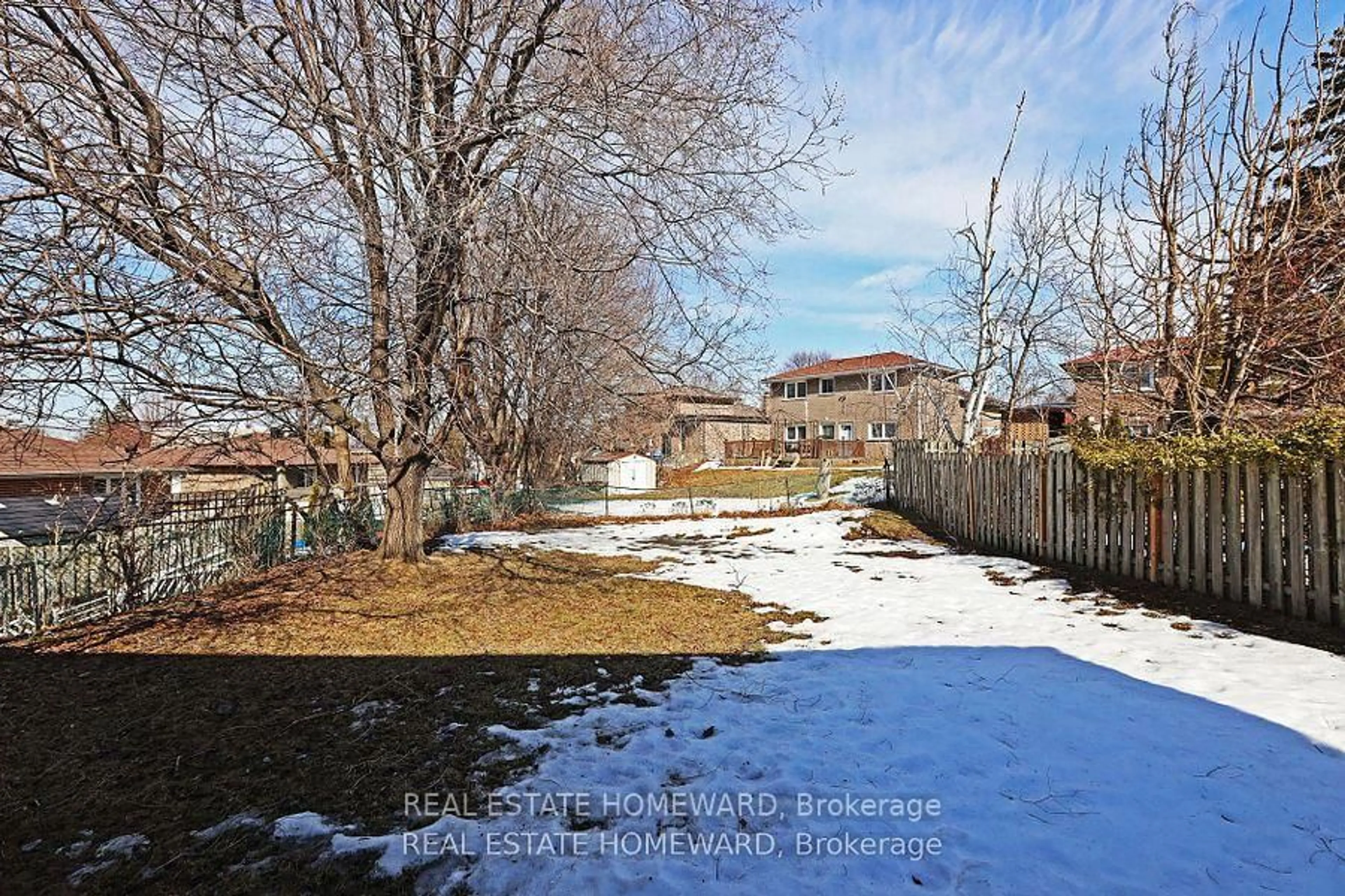 A pic from outside/outdoor area/front of a property/back of a property/a pic from drone, water/lake/river/ocean view for 36 Manorglen Cres, Toronto Ontario M1S 1W4