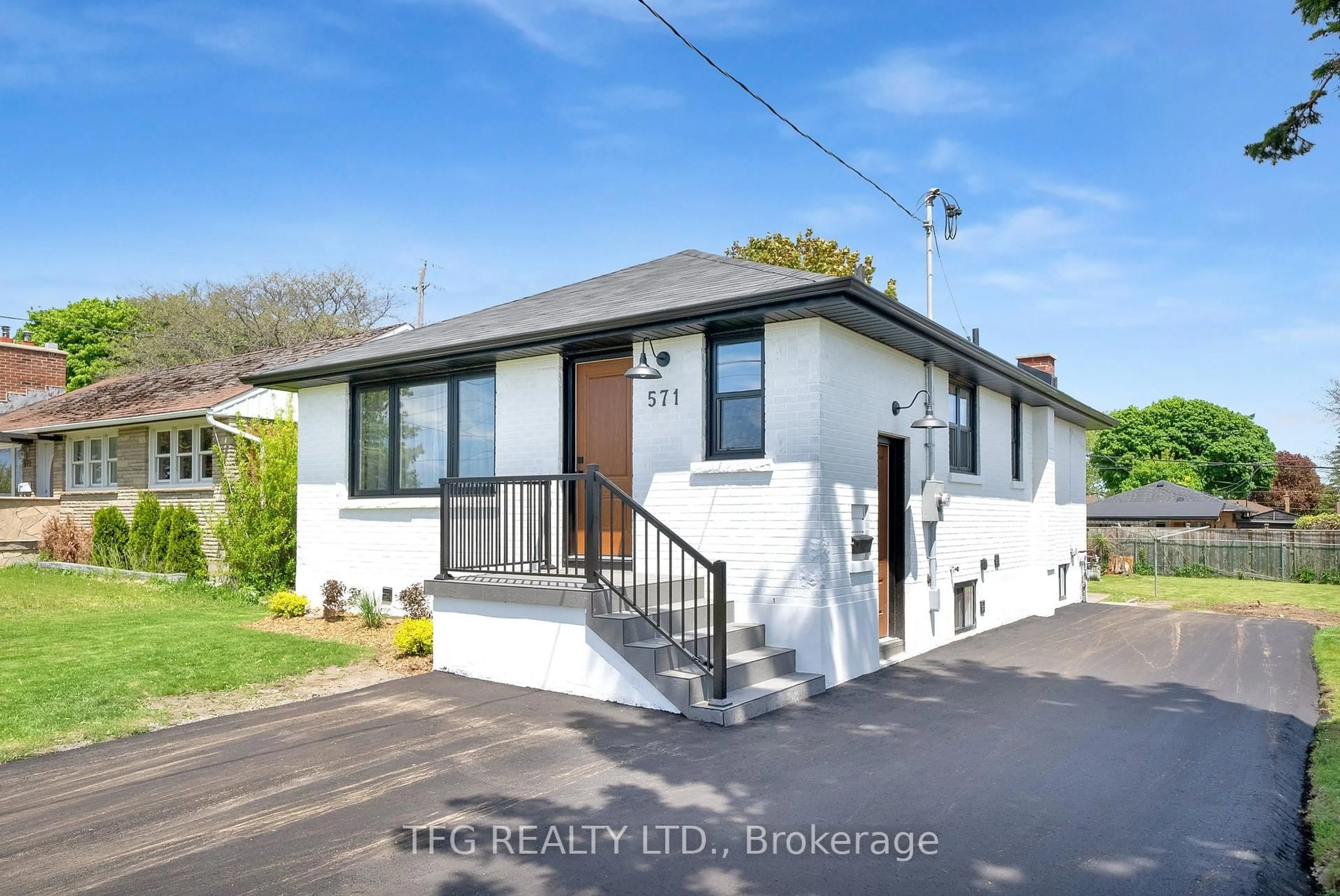 A pic from outside/outdoor area/front of a property/back of a property/a pic from drone, street for 571 Stevenson Rd, Oshawa Ontario L1J 5N9