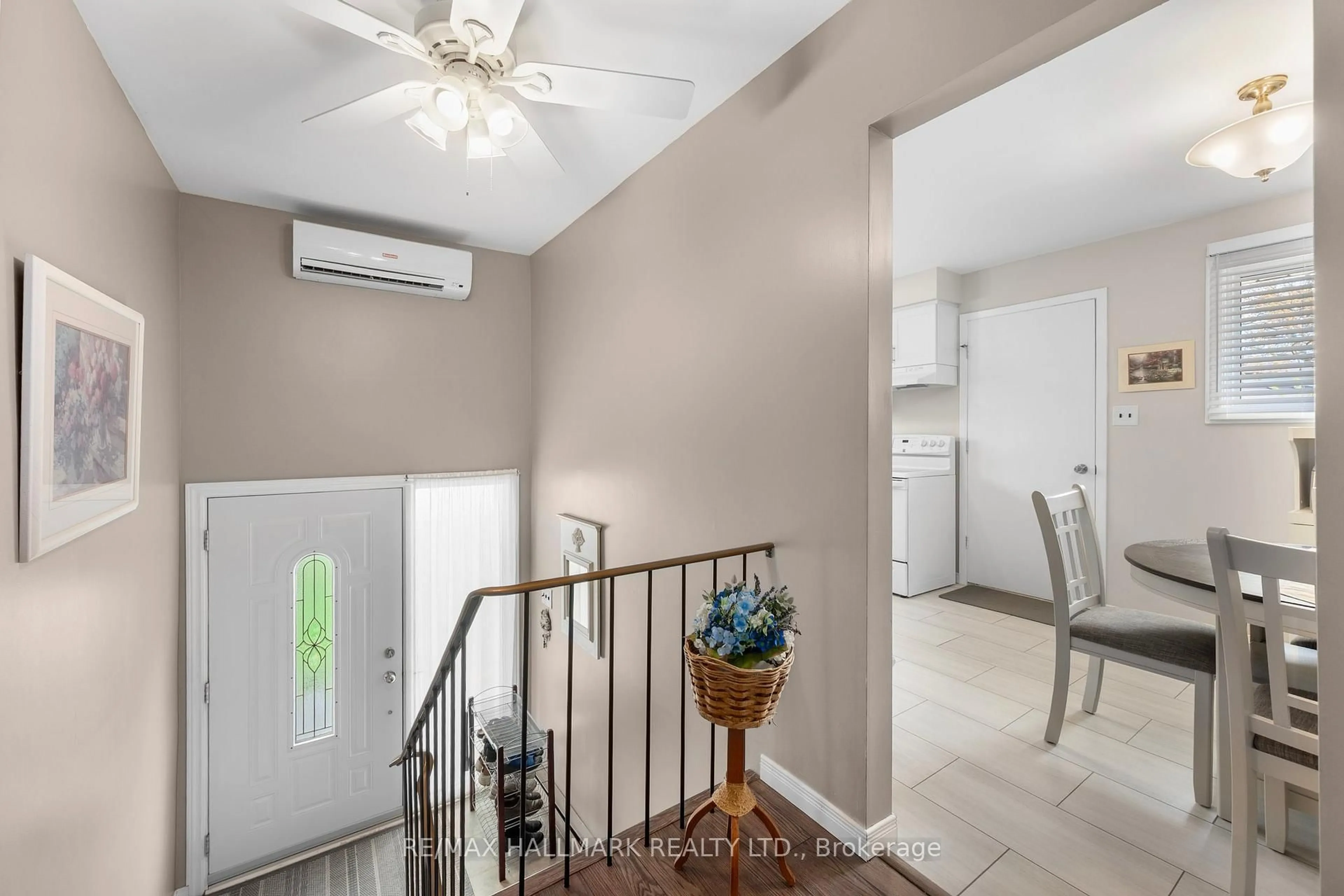Indoor entryway for 385 Lambeth Crt, Oshawa Ontario L1G 6W1