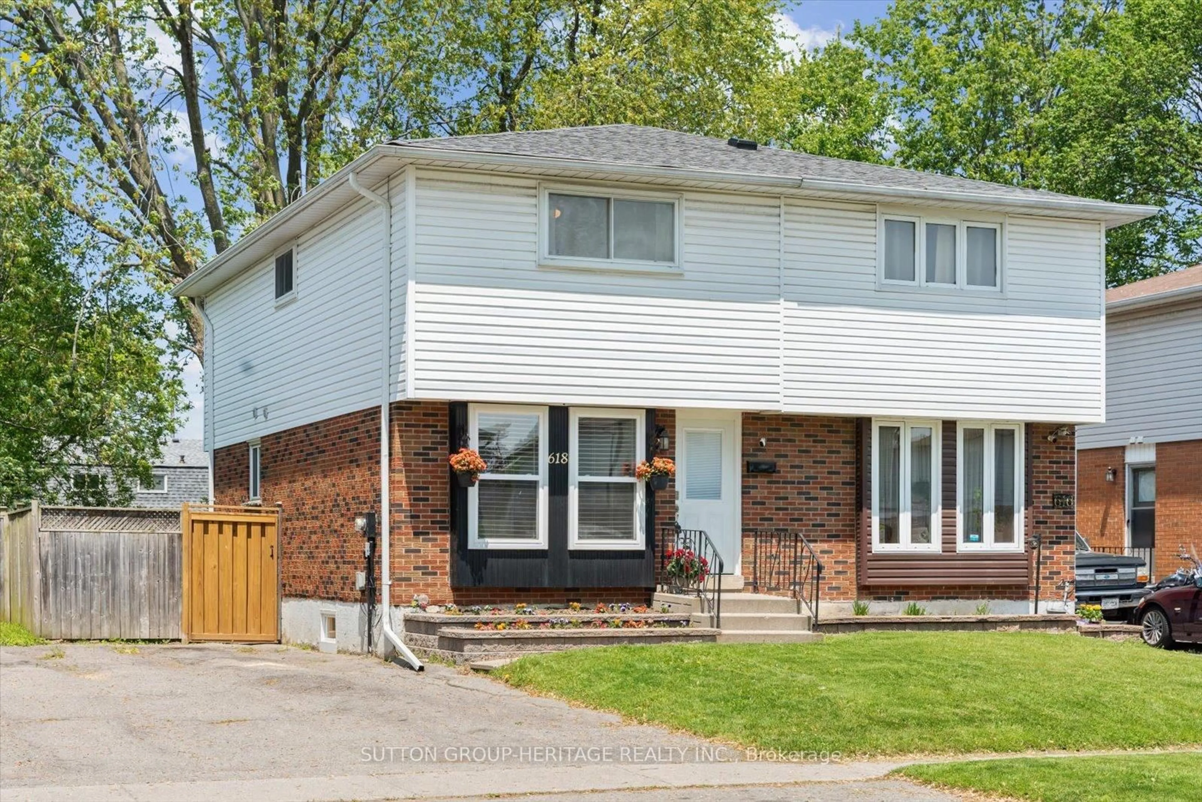Home with vinyl exterior material, street for 618 Radisson Ave, Oshawa Ontario L1J 1X8