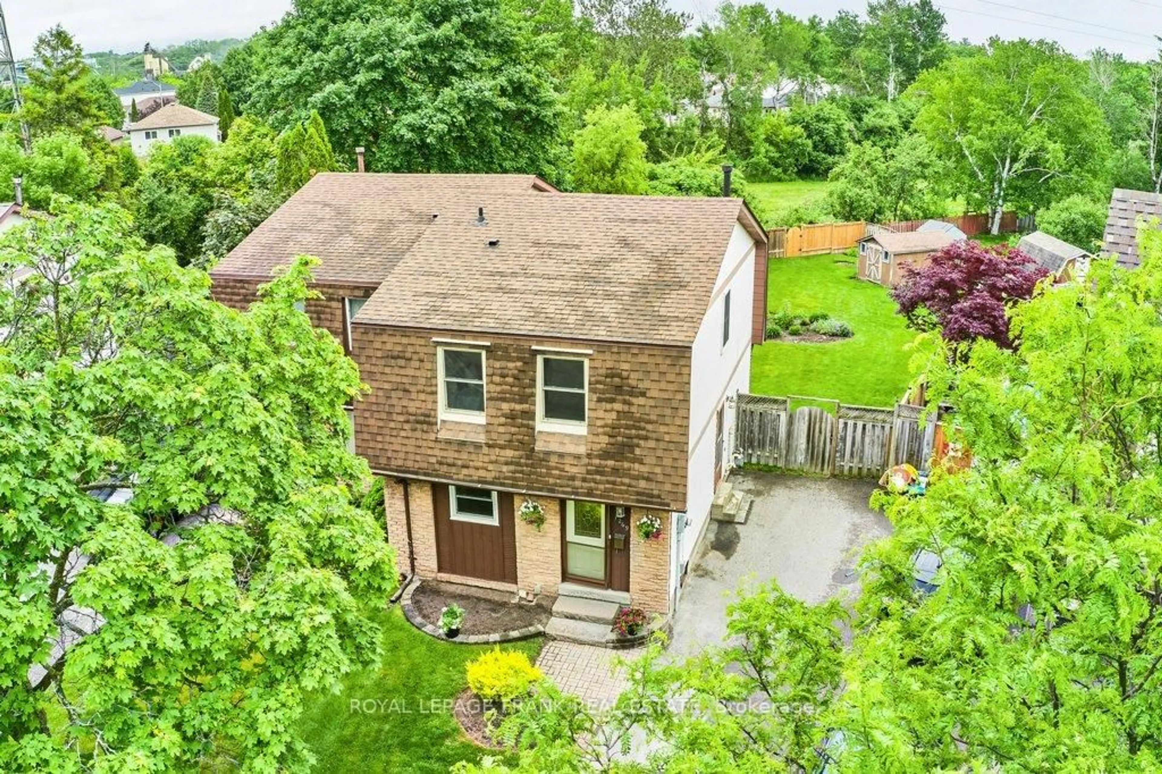A pic from outside/outdoor area/front of a property/back of a property/a pic from drone, street for 1269 Ludlow Crt, Oshawa Ontario L1G 7K5