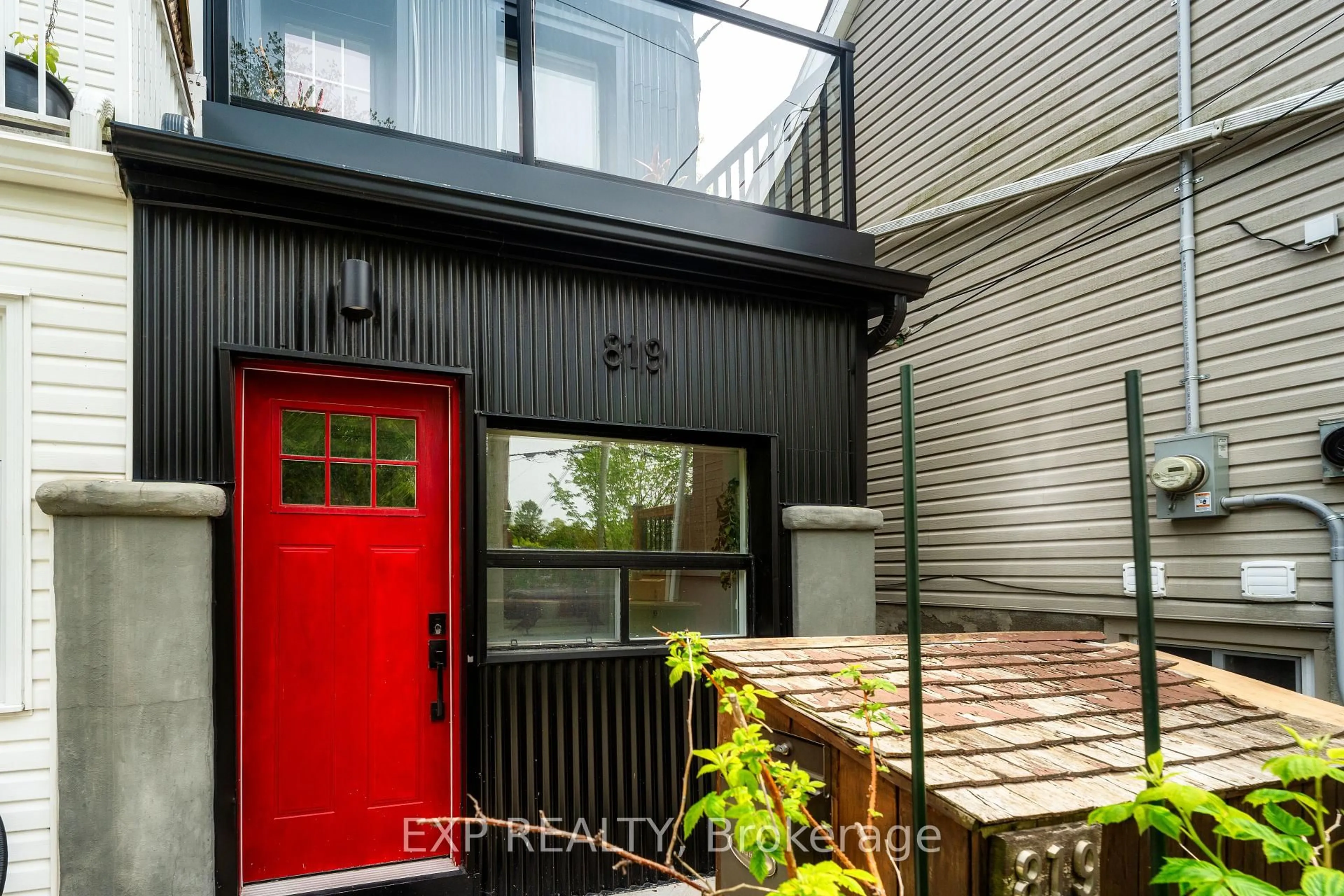 Indoor entryway for 819 Craven Rd, Toronto Ontario M4L 2Z7