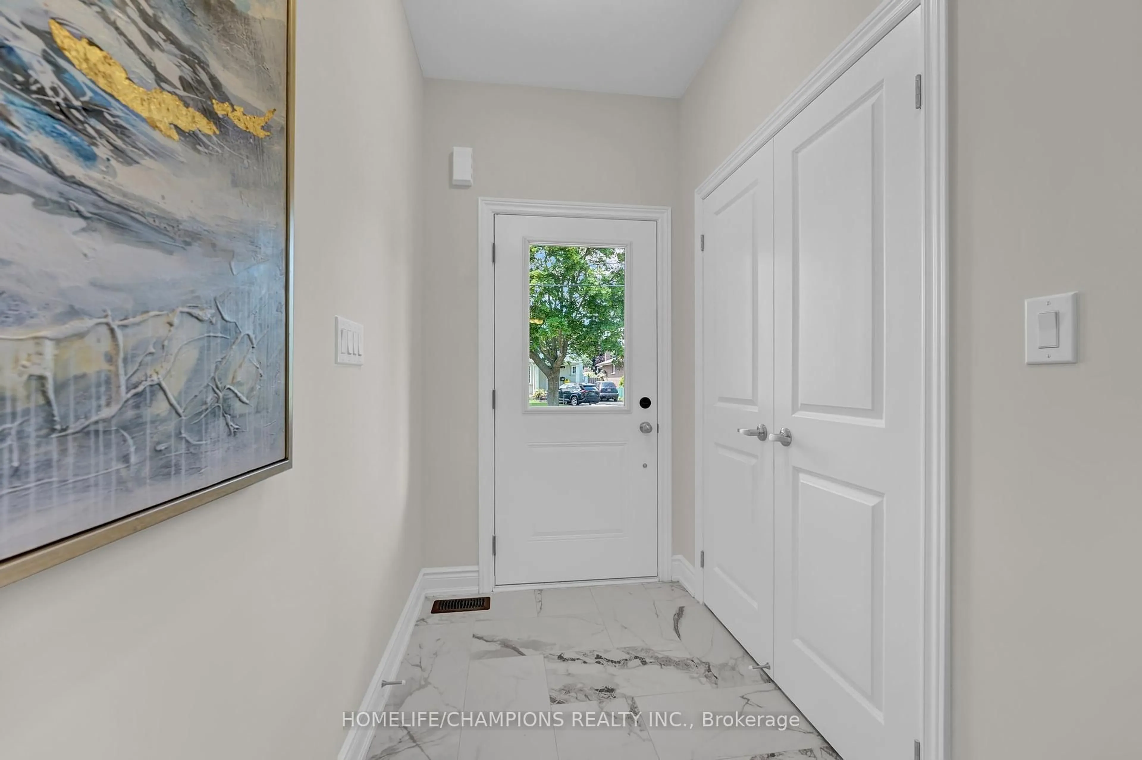 Indoor entryway for 129 Guelph St, Oshawa Ontario L1H 6H8