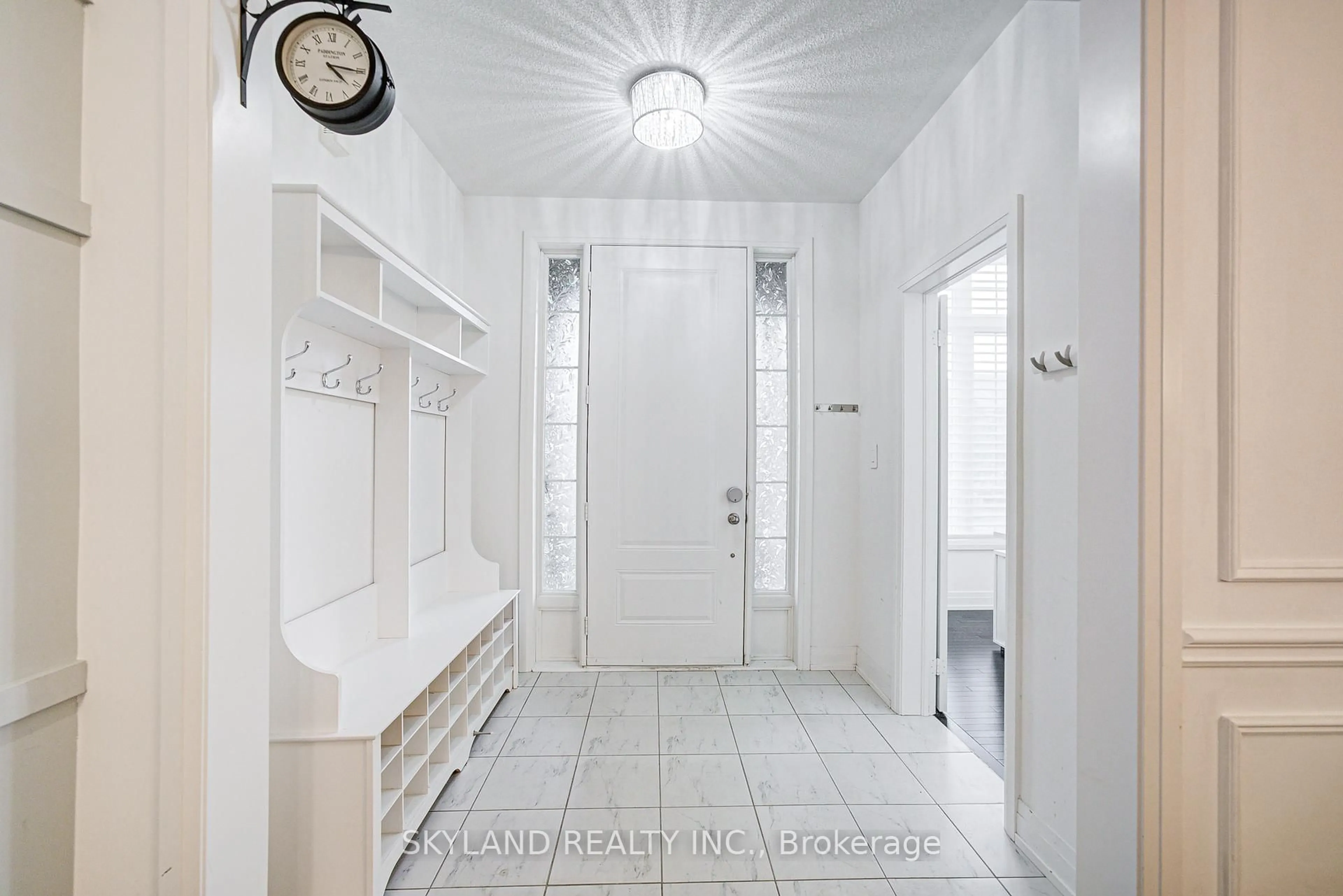 Indoor entryway for 46 Beaverdams Dr, Whitby Ontario L1P 0C7