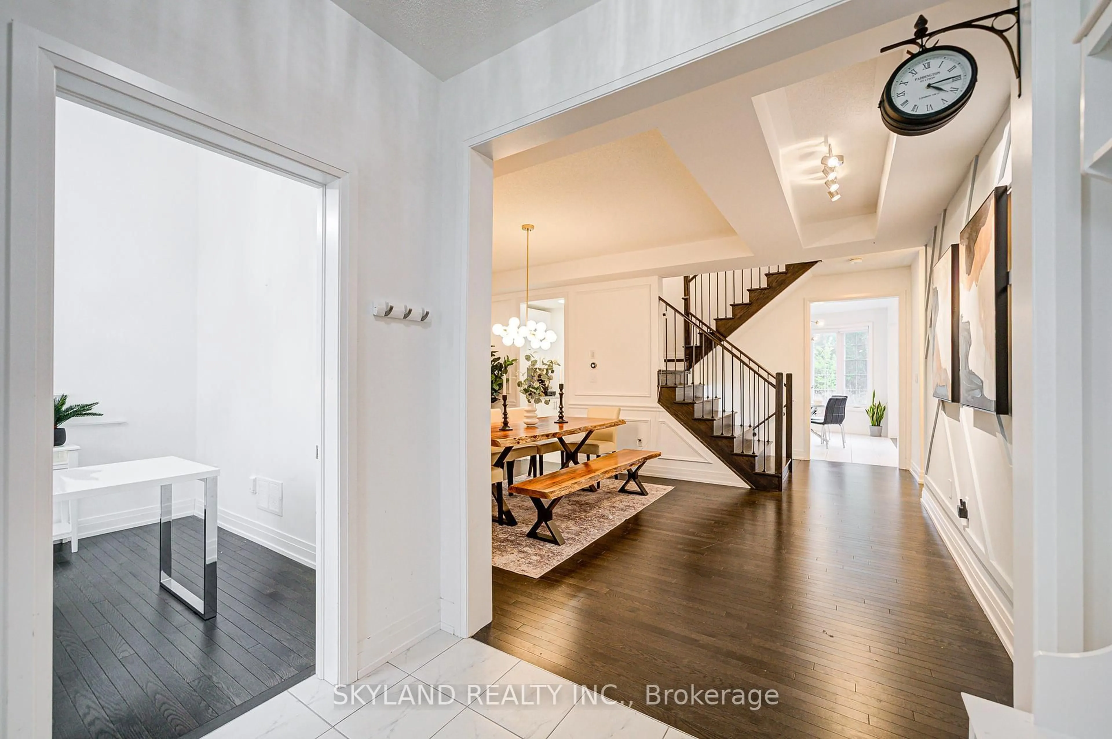 Indoor entryway for 46 Beaverdams Dr, Whitby Ontario L1P 0C7