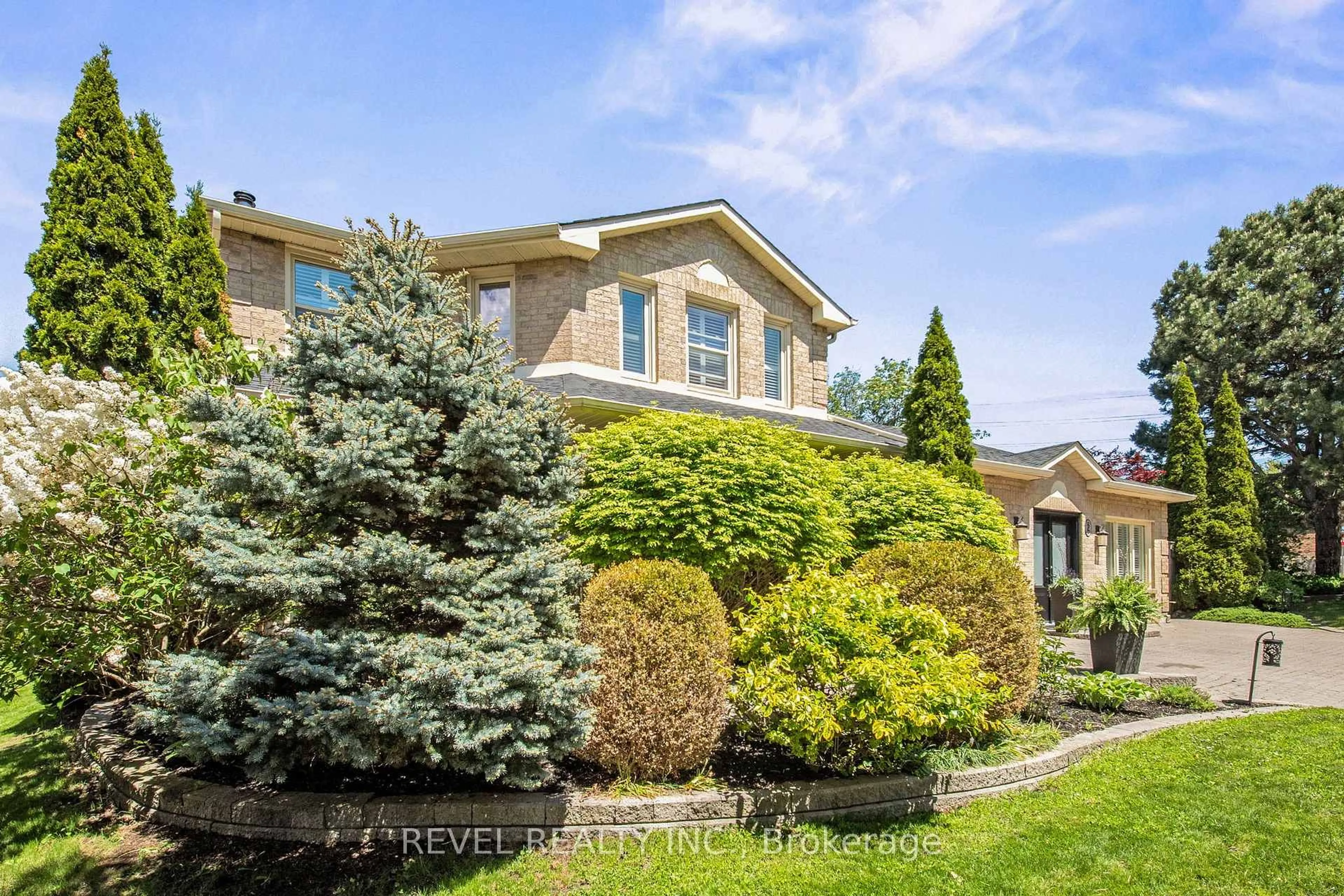 A pic from outside/outdoor area/front of a property/back of a property/a pic from drone, unknown for 2 Patterson Cres, Ajax Ontario L1S 6R1