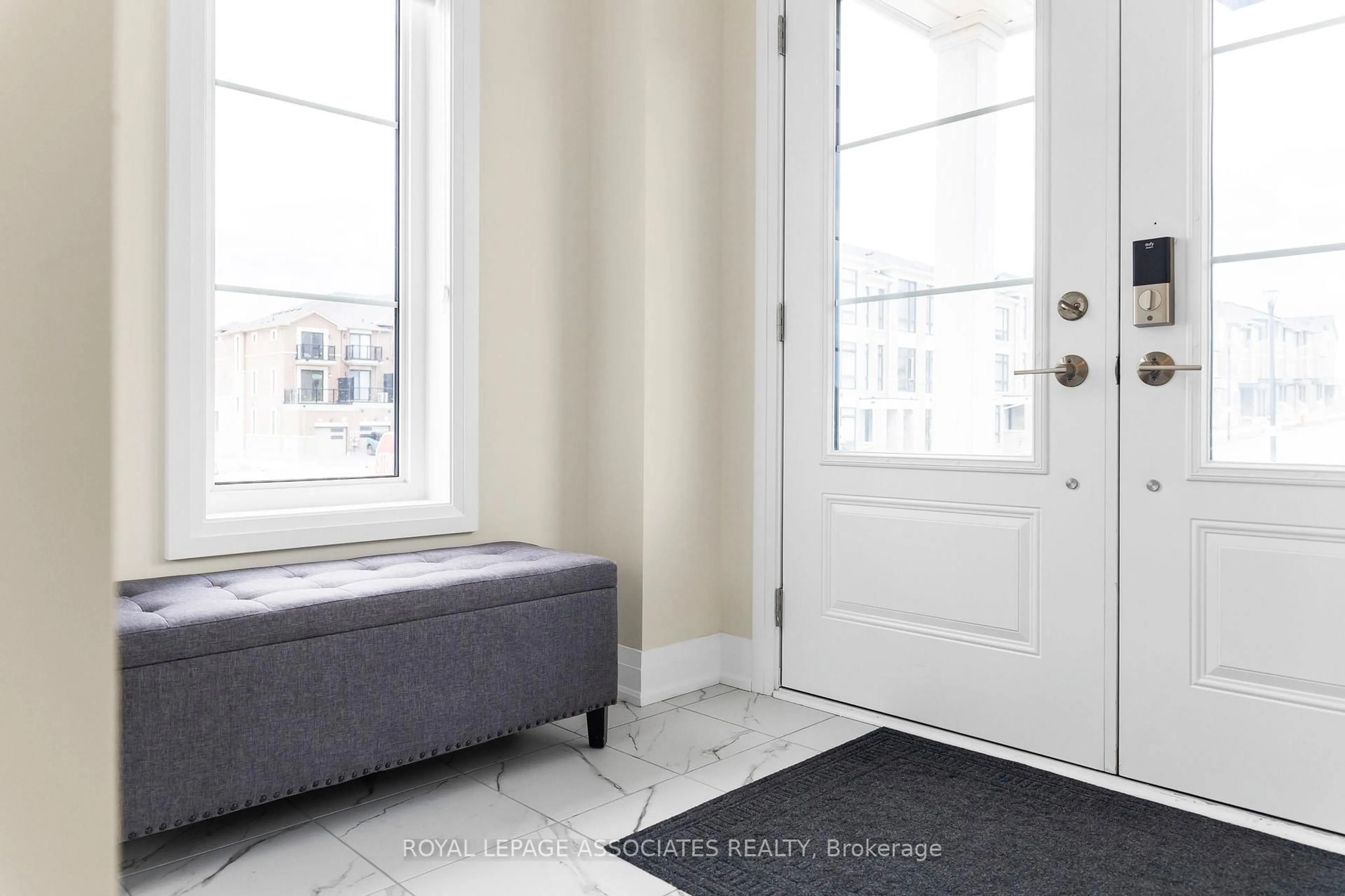 Indoor entryway for 941 Grosbeak Tr, Pickering Ontario L1X 0P6