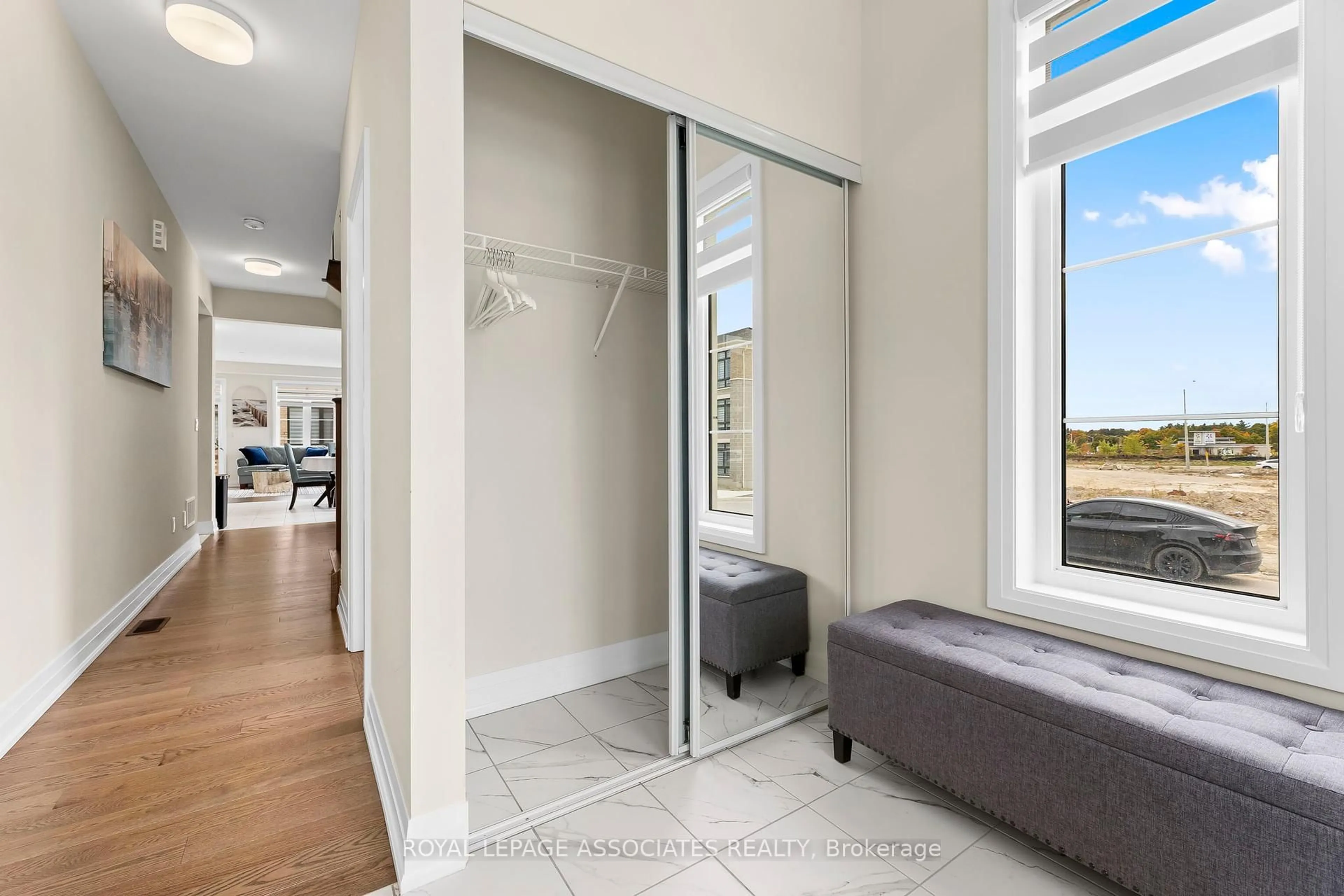 Indoor entryway for 941 Grosbeak Tr, Pickering Ontario L1X 0P6