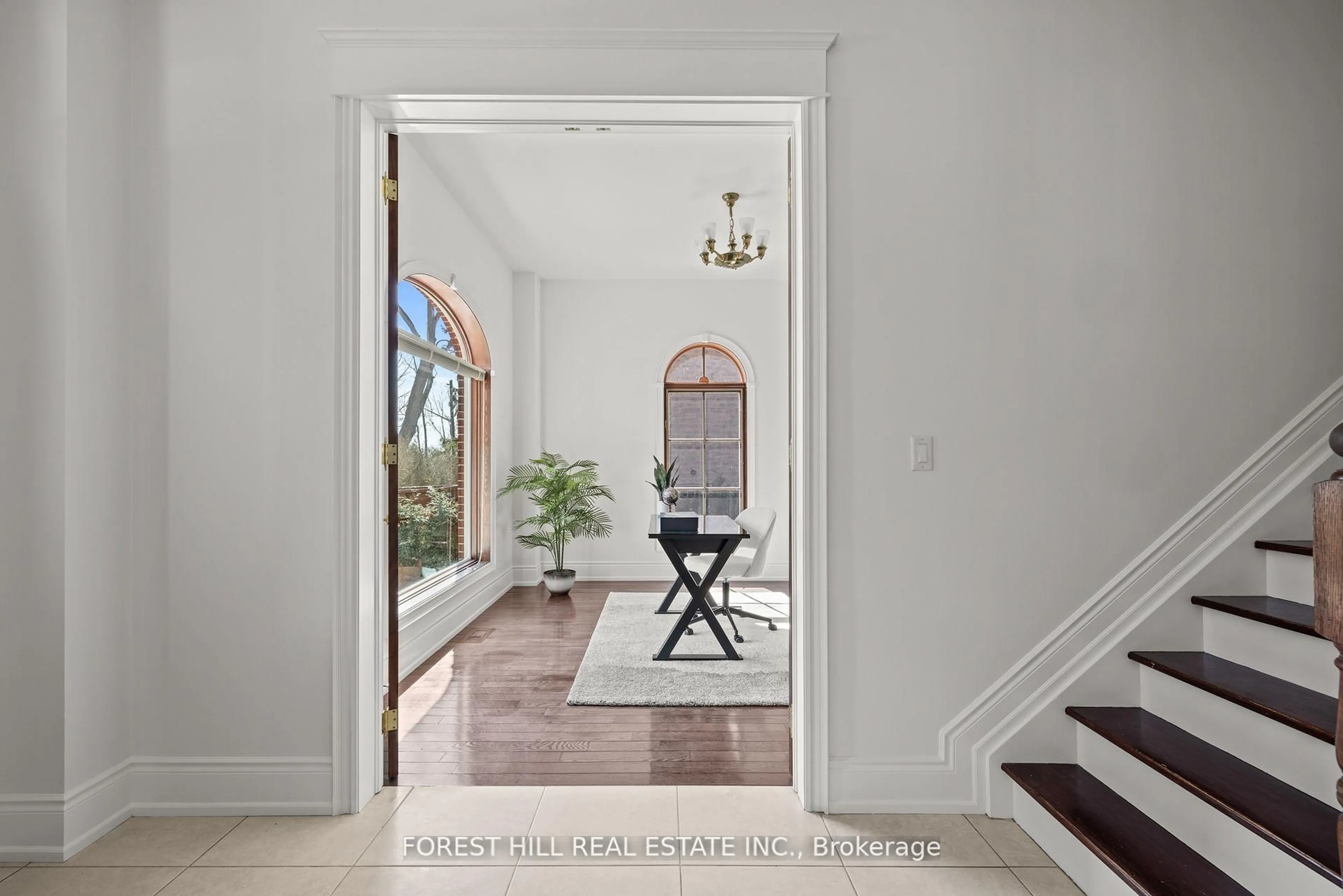 Indoor foyer for 314 Dyson Rd, Pickering Ontario L1W 2M9
