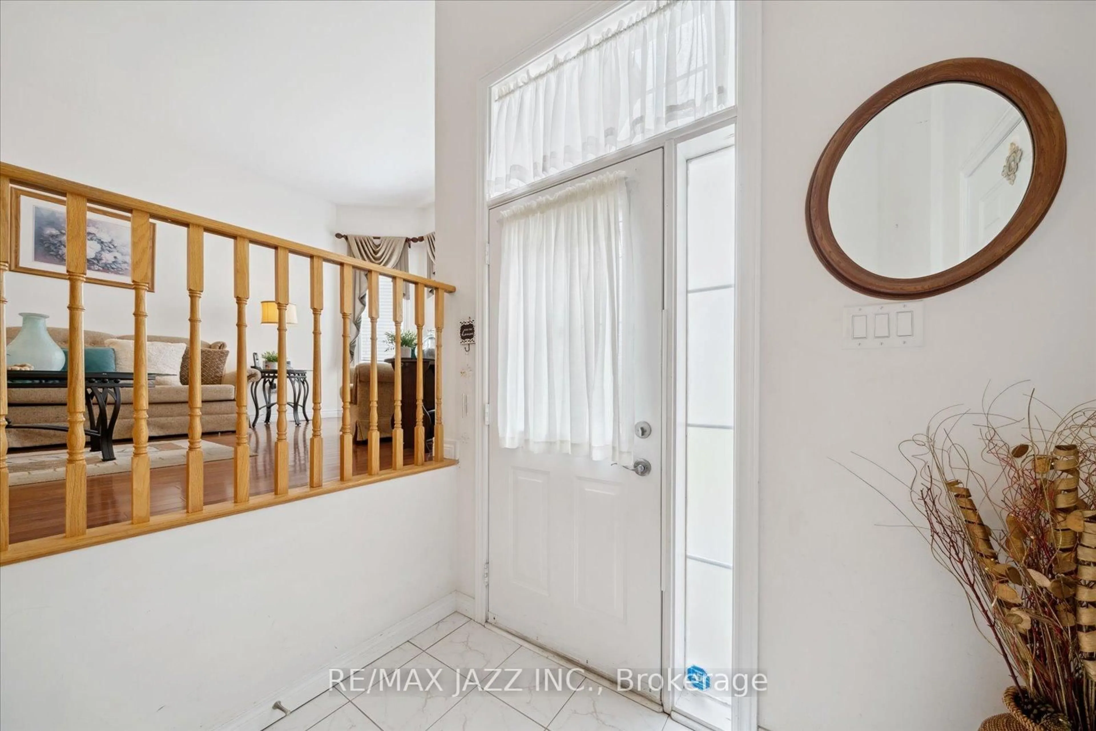 Indoor entryway for 802 Coldstream Dr, Oshawa Ontario L1K 2Z3