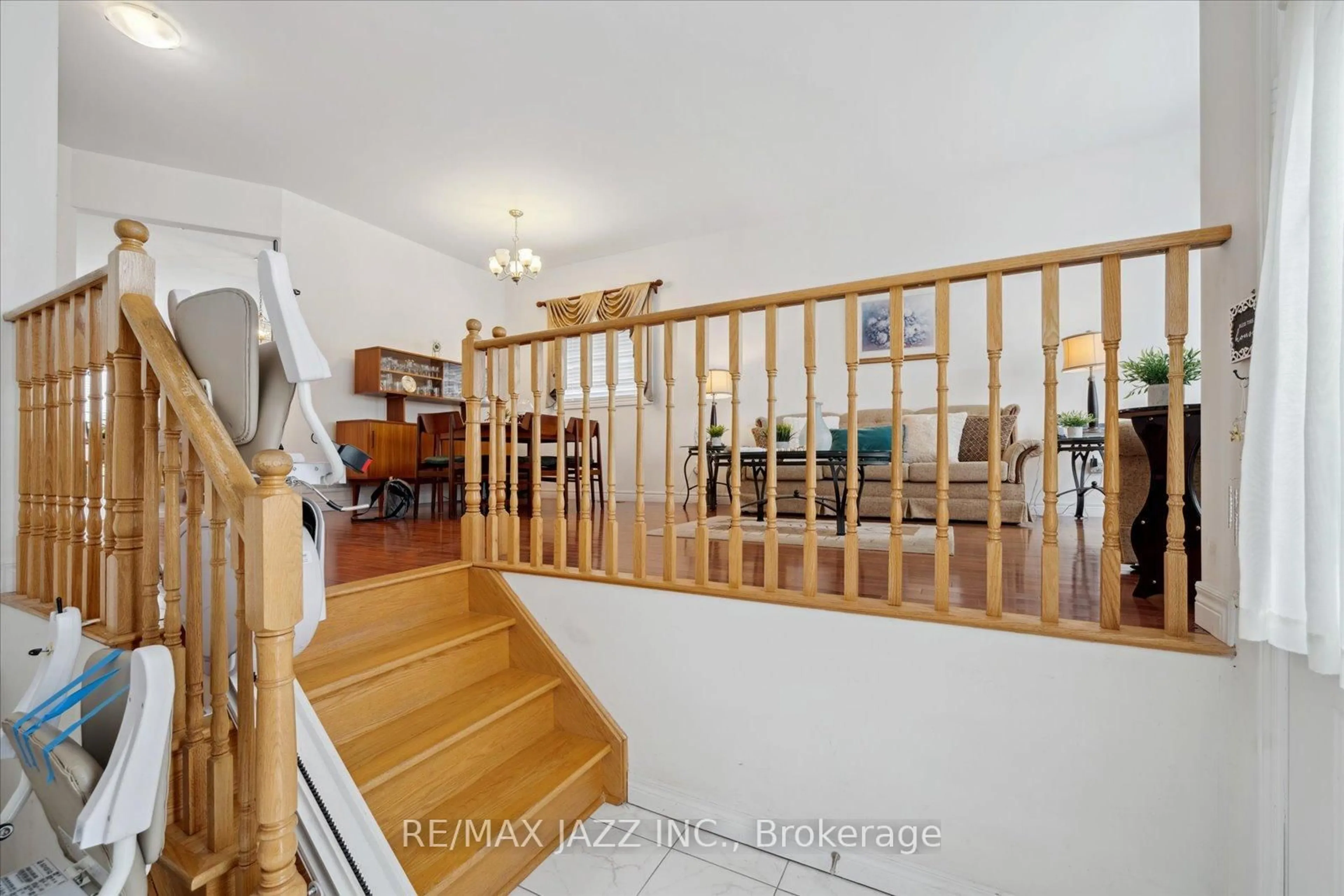 Indoor foyer for 802 Coldstream Dr, Oshawa Ontario L1K 2Z3