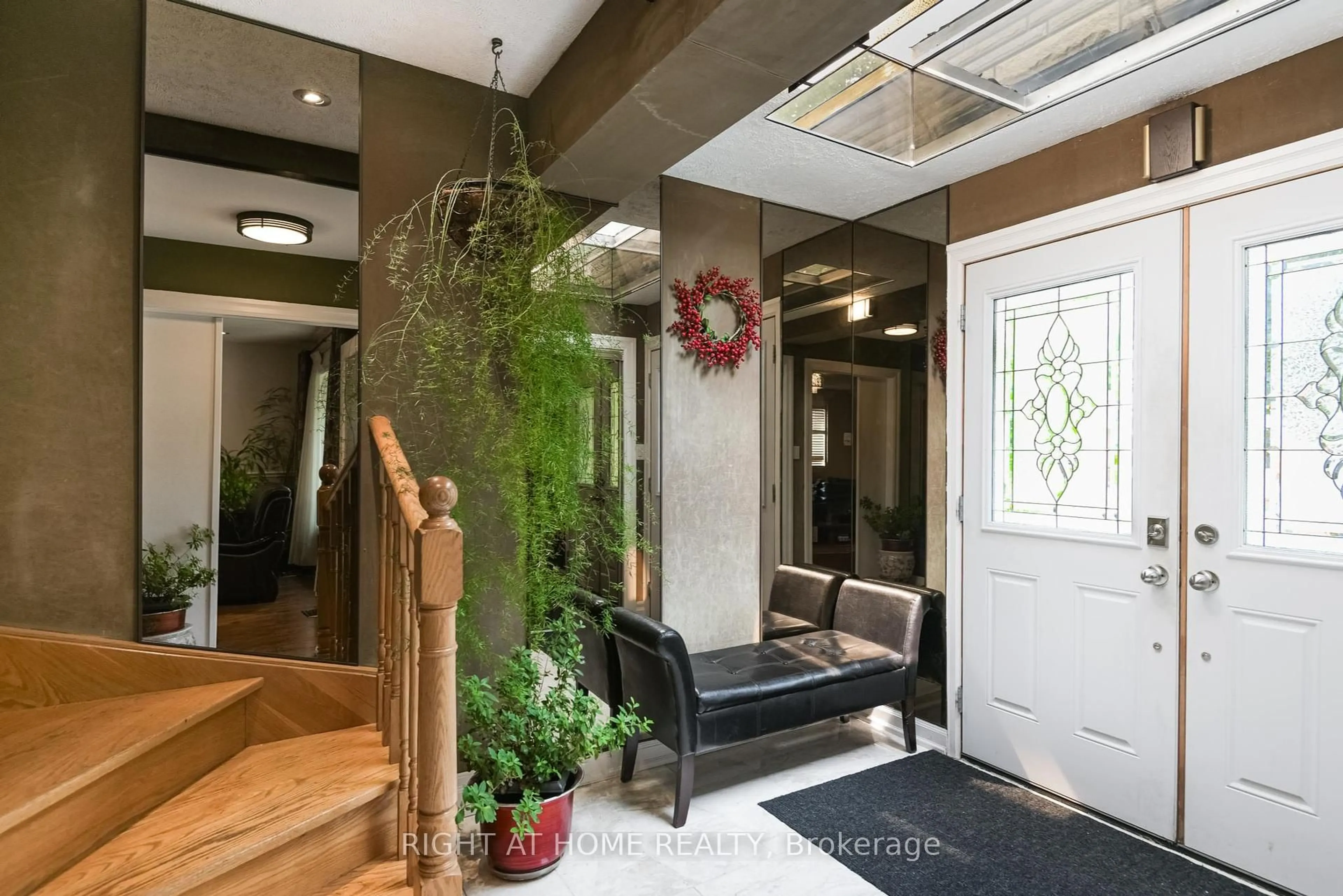 Indoor foyer for 8 Suraty Ave, Toronto Ontario M1P 4E1
