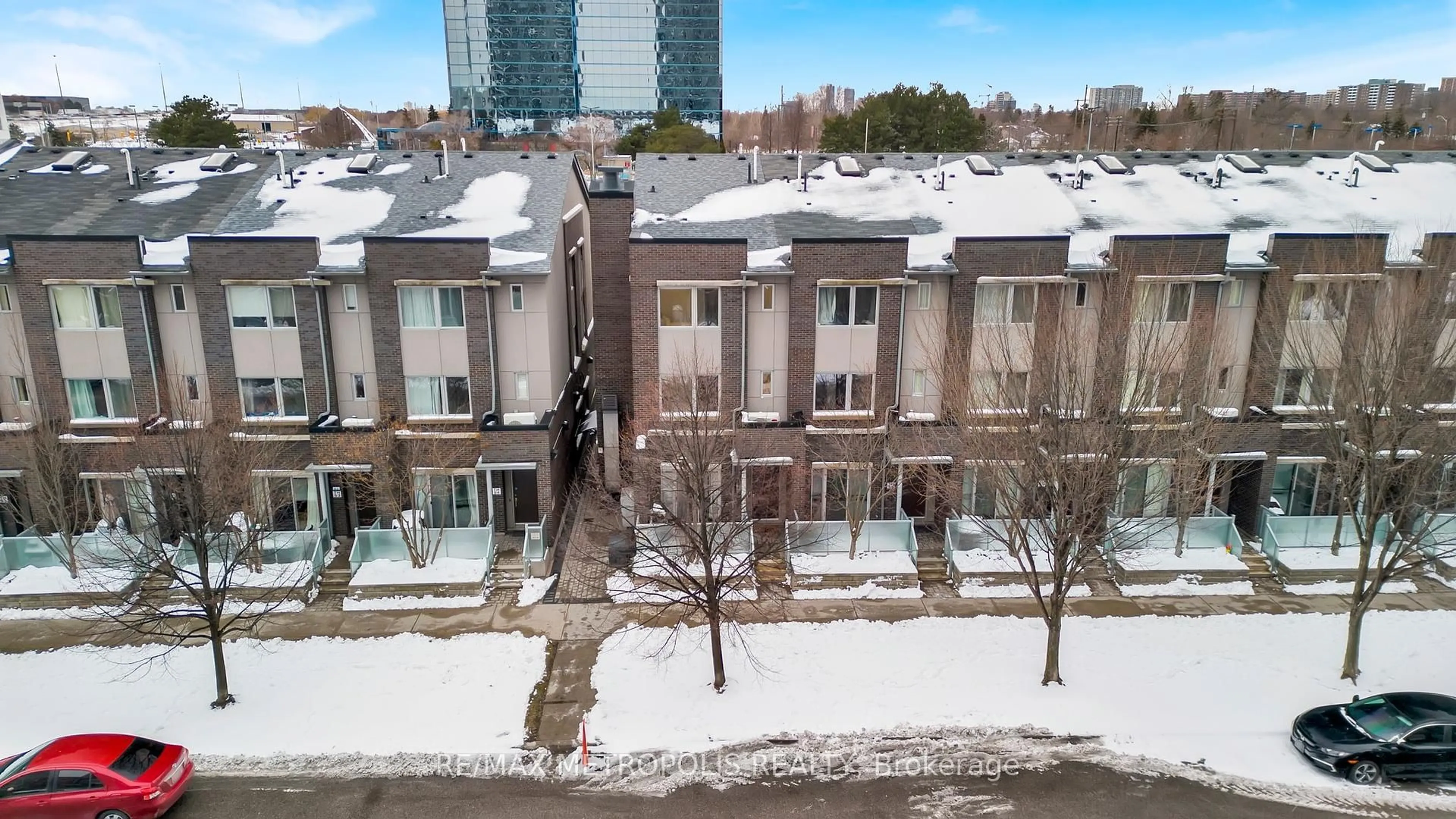 A pic from outside/outdoor area/front of a property/back of a property/a pic from drone, city buildings view from balcony for 295 Village Green Sq #TH55, Toronto Ontario M1S 0L2