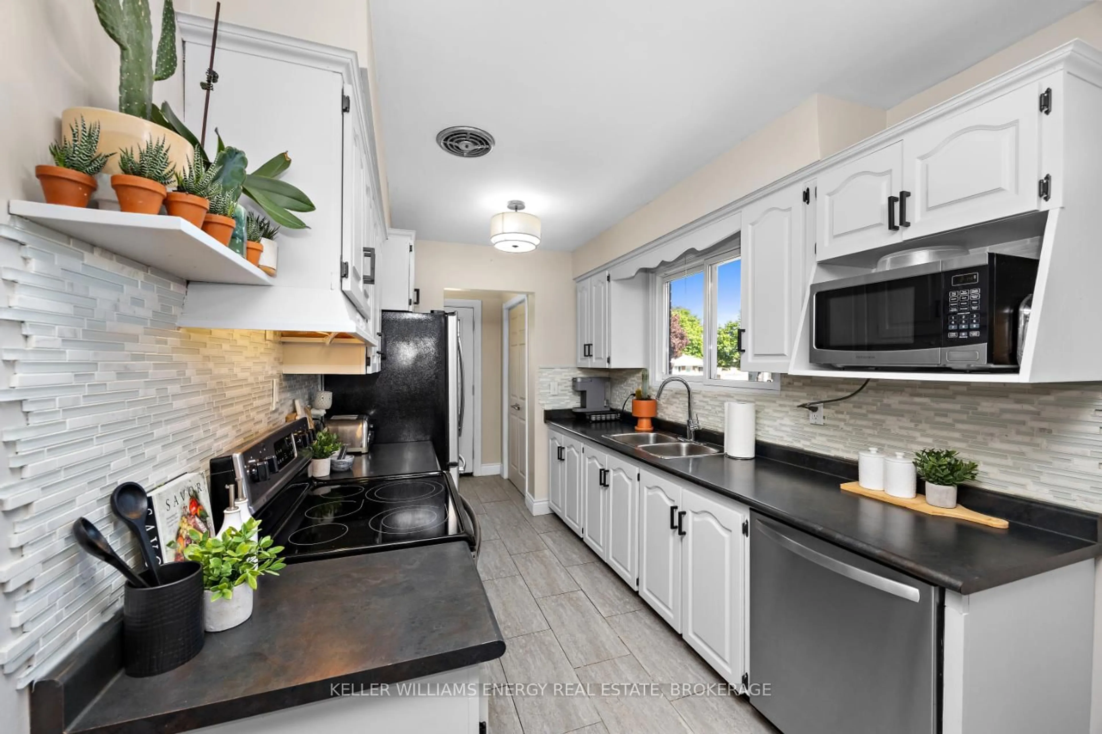 Open concept kitchen, ceramic/tile floor for 52 Vancouver Crt, Oshawa Ontario L1J 5X2