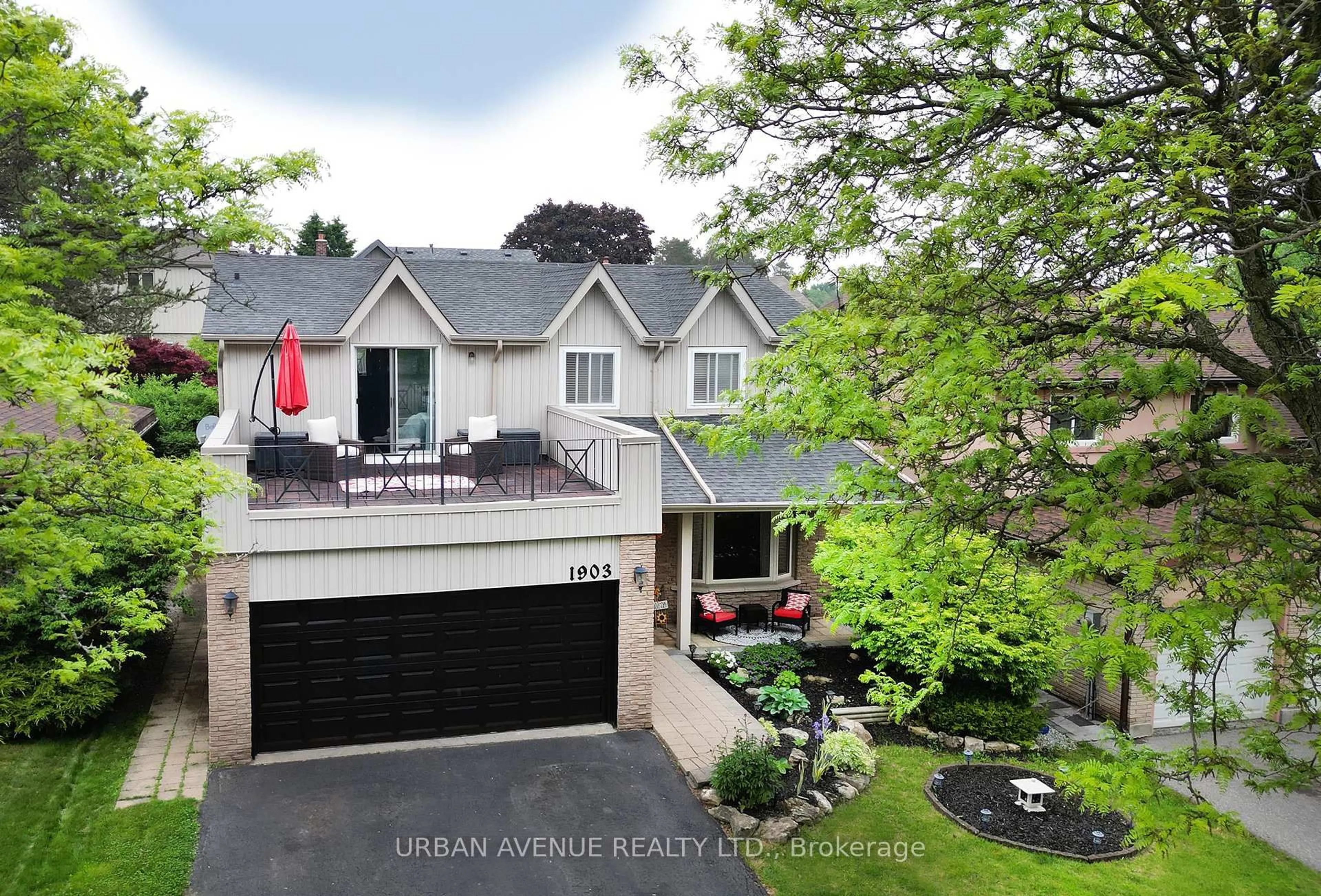 A pic from outside/outdoor area/front of a property/back of a property/a pic from drone, unknown for 1903 New St, Pickering Ontario L1V 3J8