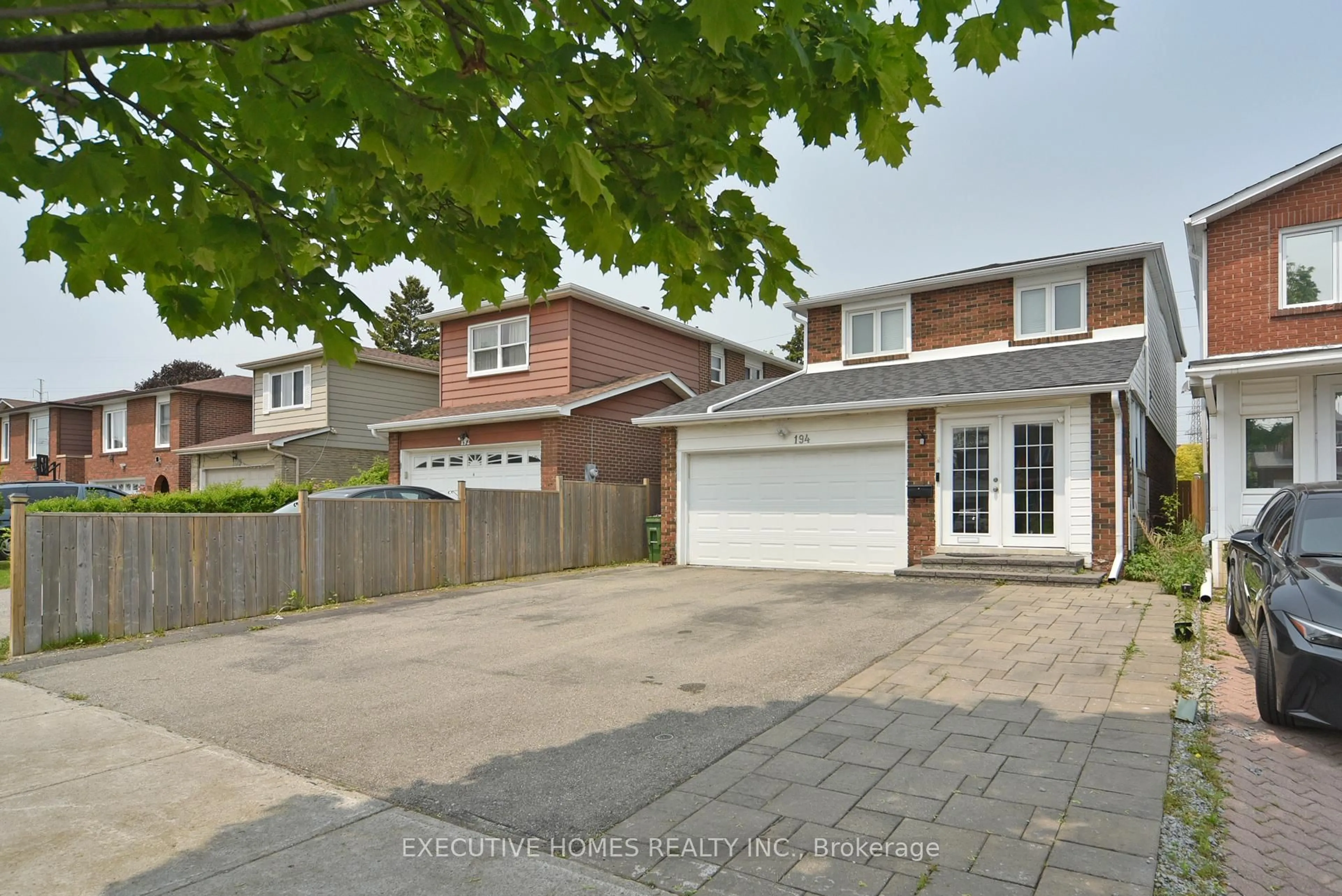 A pic from outside/outdoor area/front of a property/back of a property/a pic from drone, street for 194 Braymore Blvd, Toronto Ontario M1B 2G8