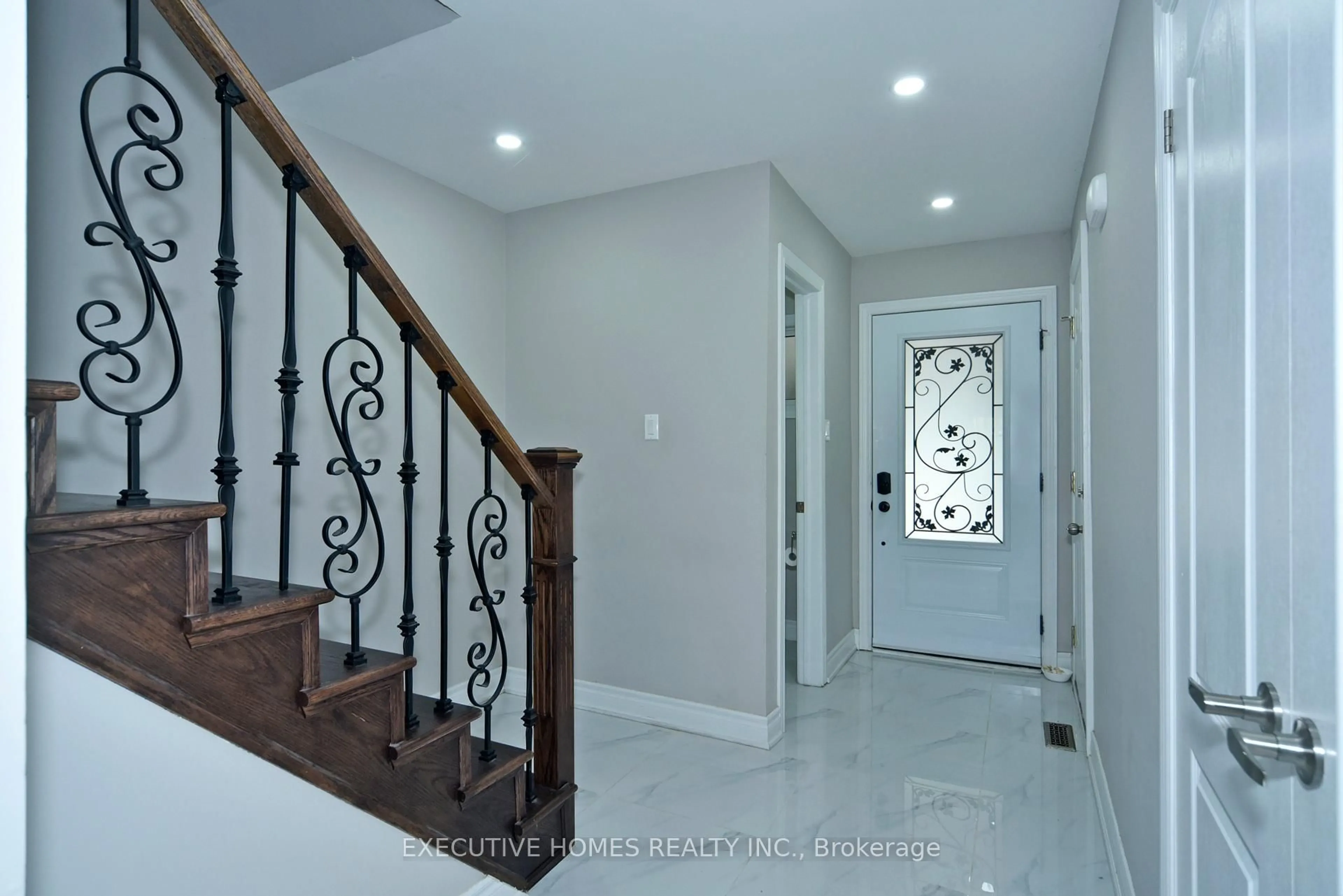 Indoor foyer for 194 Braymore Blvd, Toronto Ontario M1B 2G8