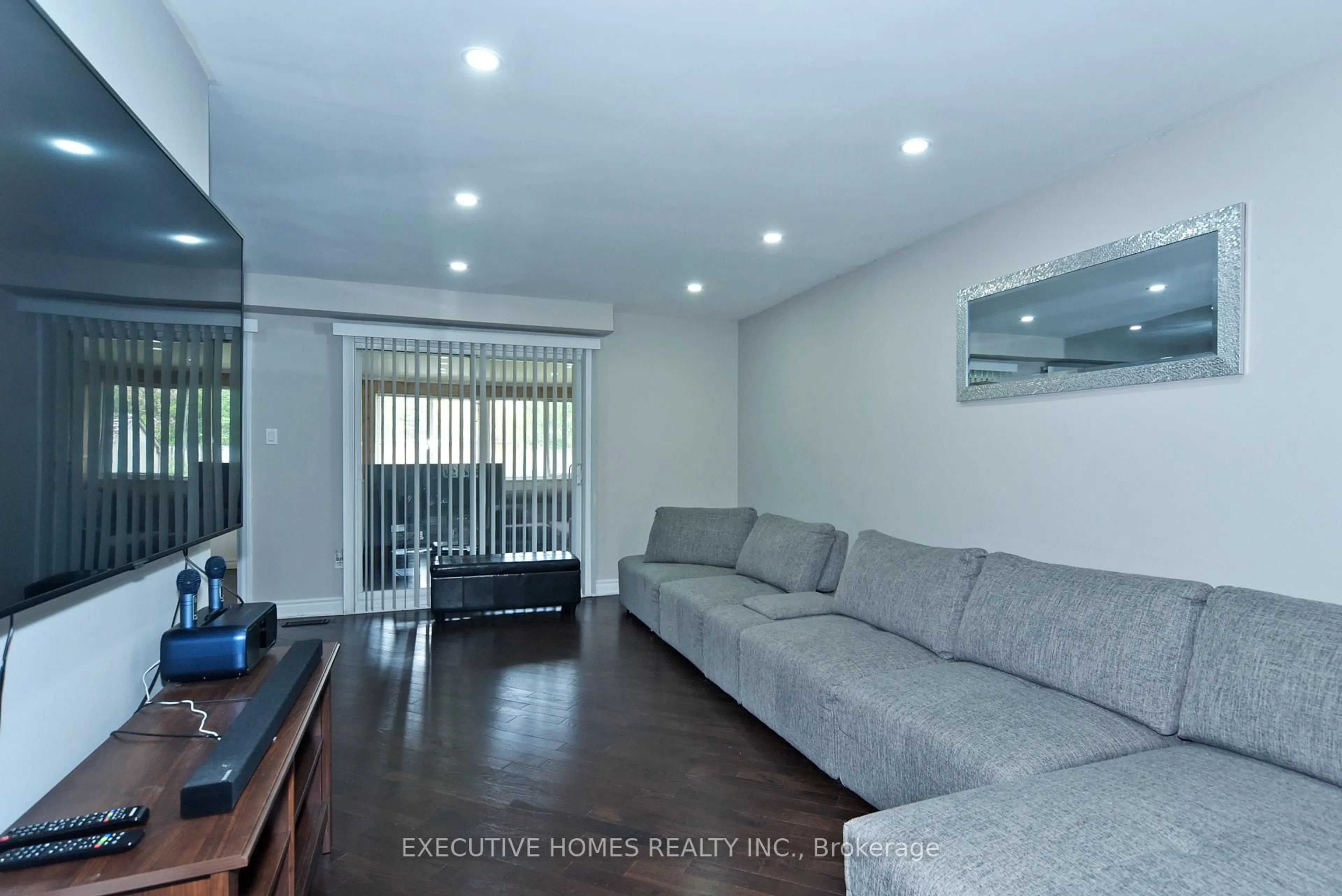 Living room with furniture, unknown for 194 Braymore Blvd, Toronto Ontario M1B 2G8