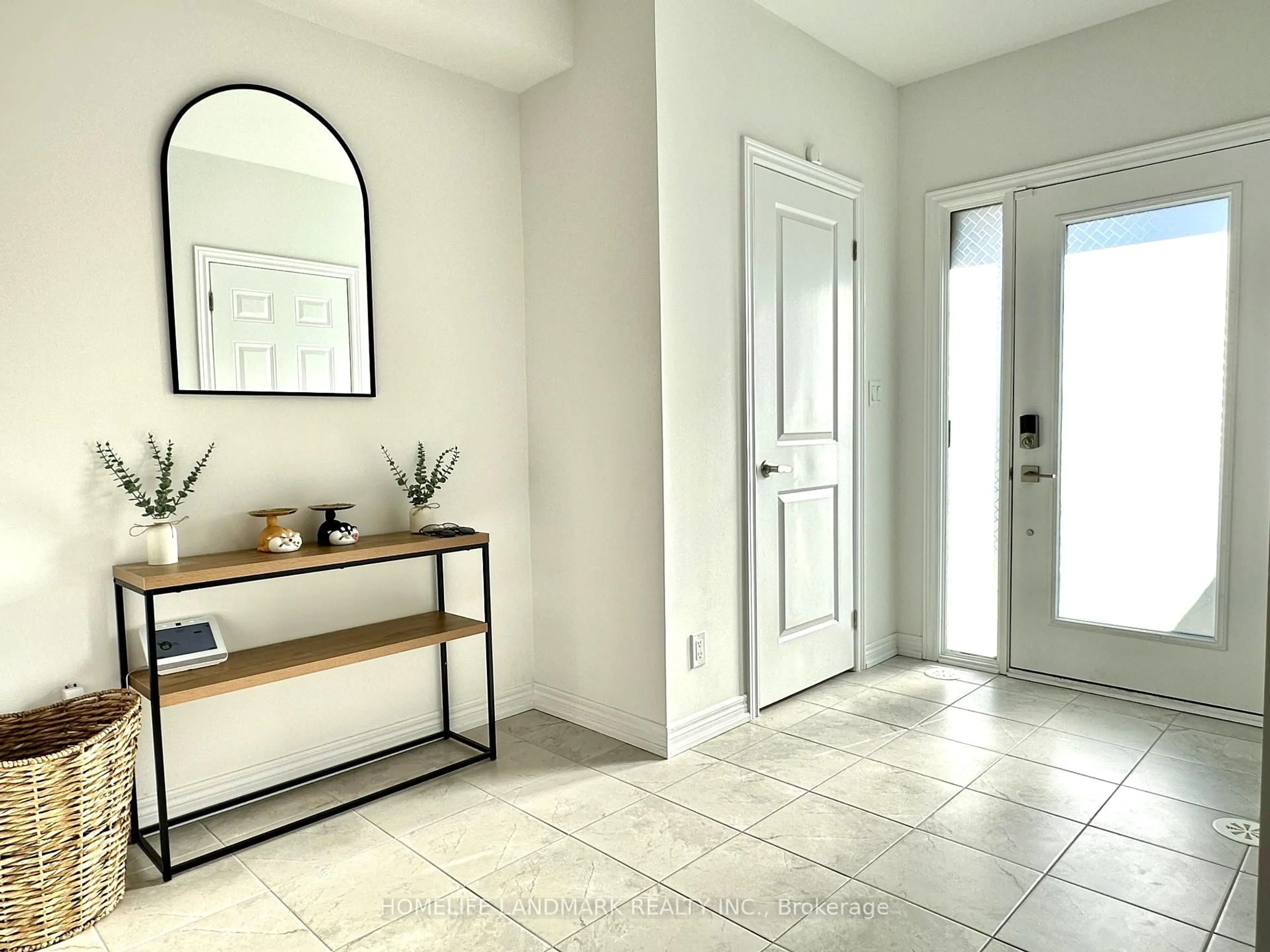 Indoor entryway for 1132 Lockie Dr, Oshawa Ontario L1L 0R9