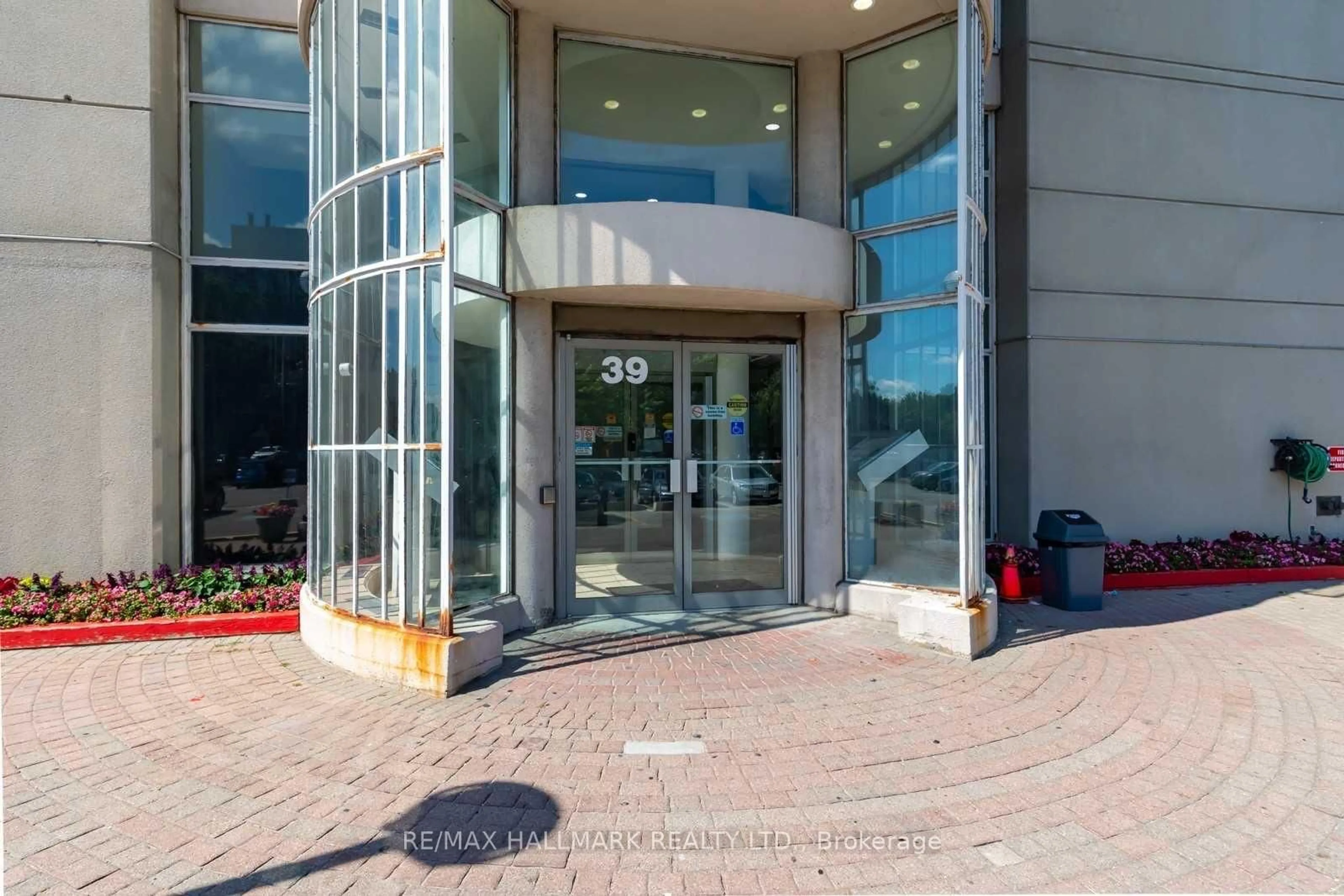 Indoor foyer for 39 Kimbercroft Crt #411, Toronto Ontario M1S 5B5