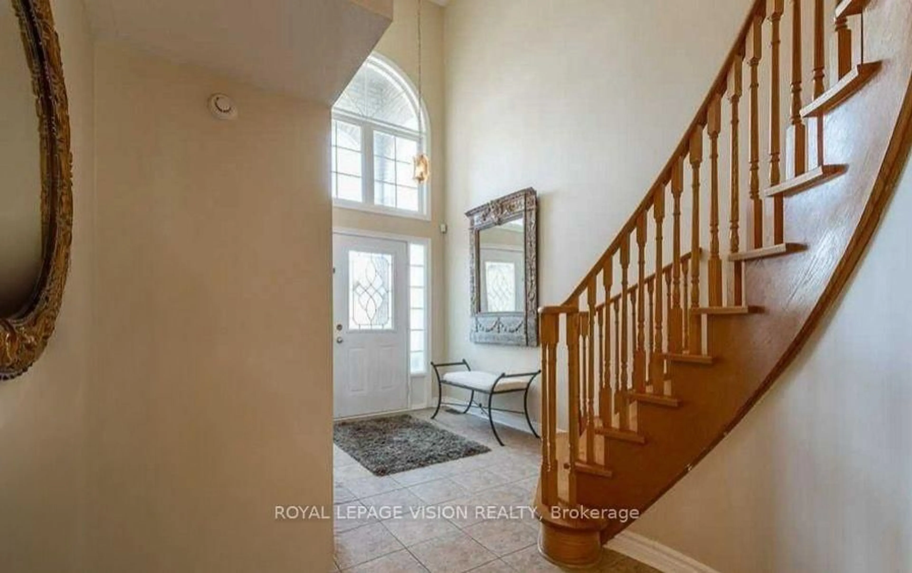 Indoor foyer for 29 Tracey Crt, Whitby Ontario L1R 3R3