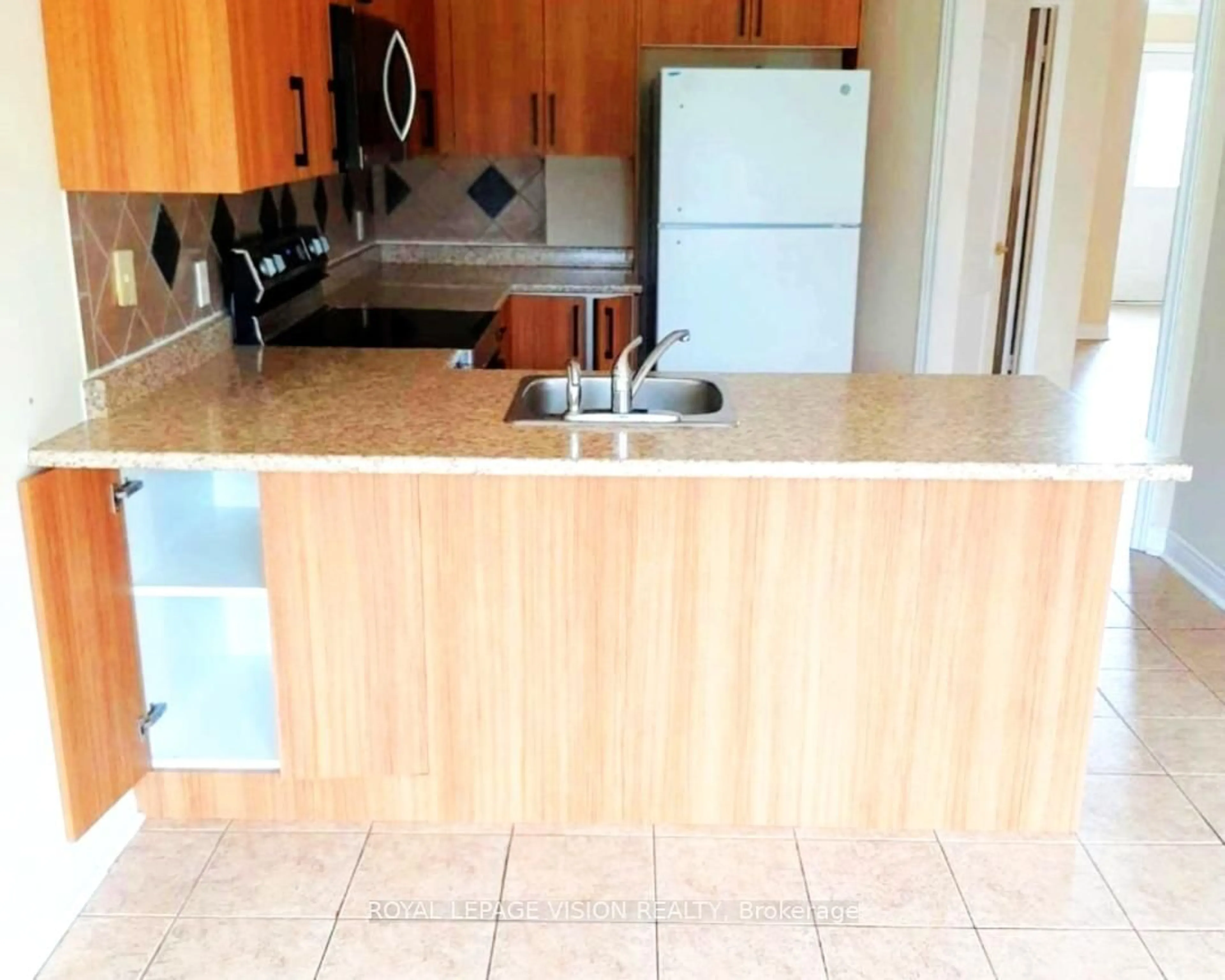 Standard kitchen, ceramic/tile floor for 29 Tracey Crt, Whitby Ontario L1R 3R3