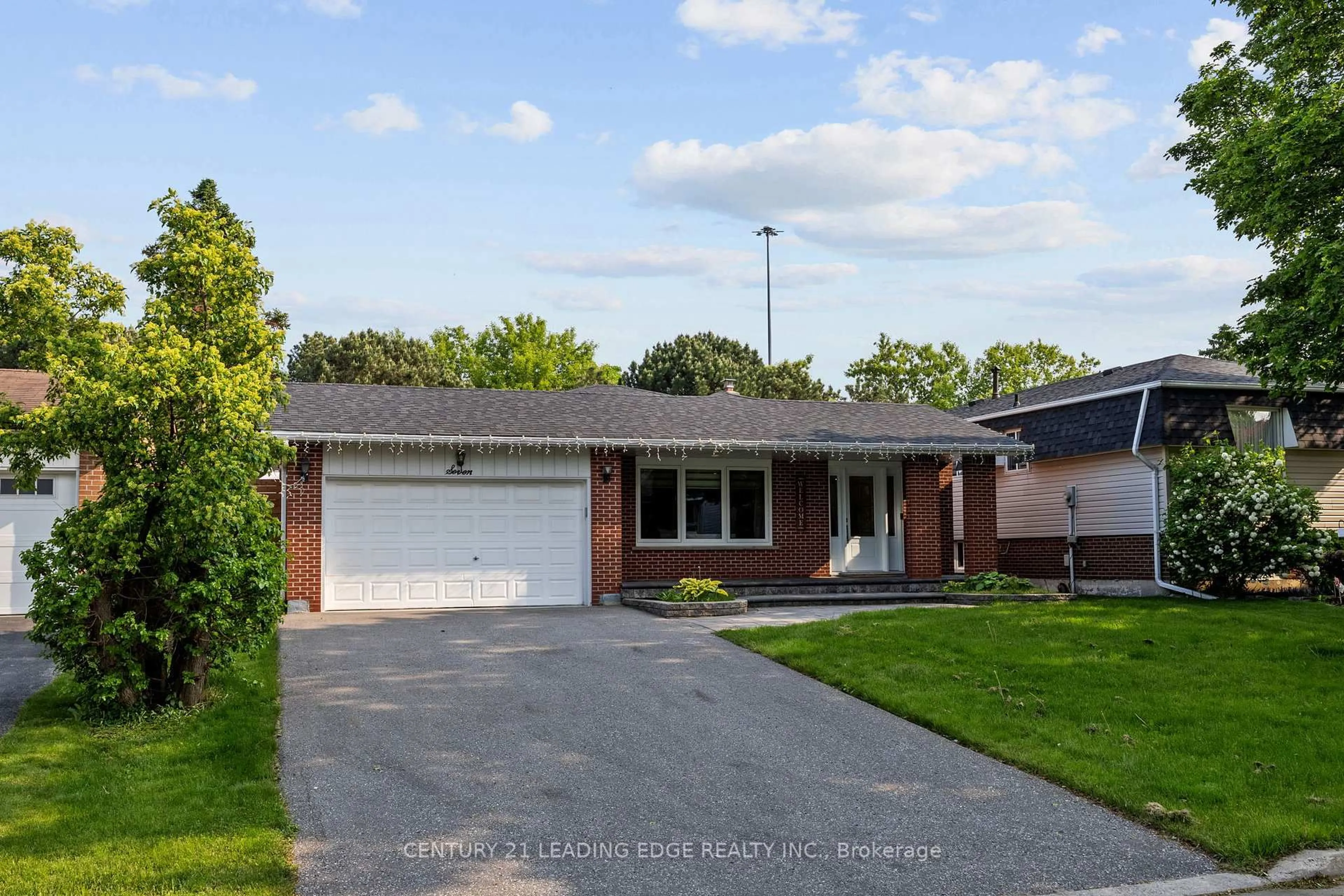 Home with brick exterior material, street for 7 Flemington Crt, Whitby Ontario L1N 5X1