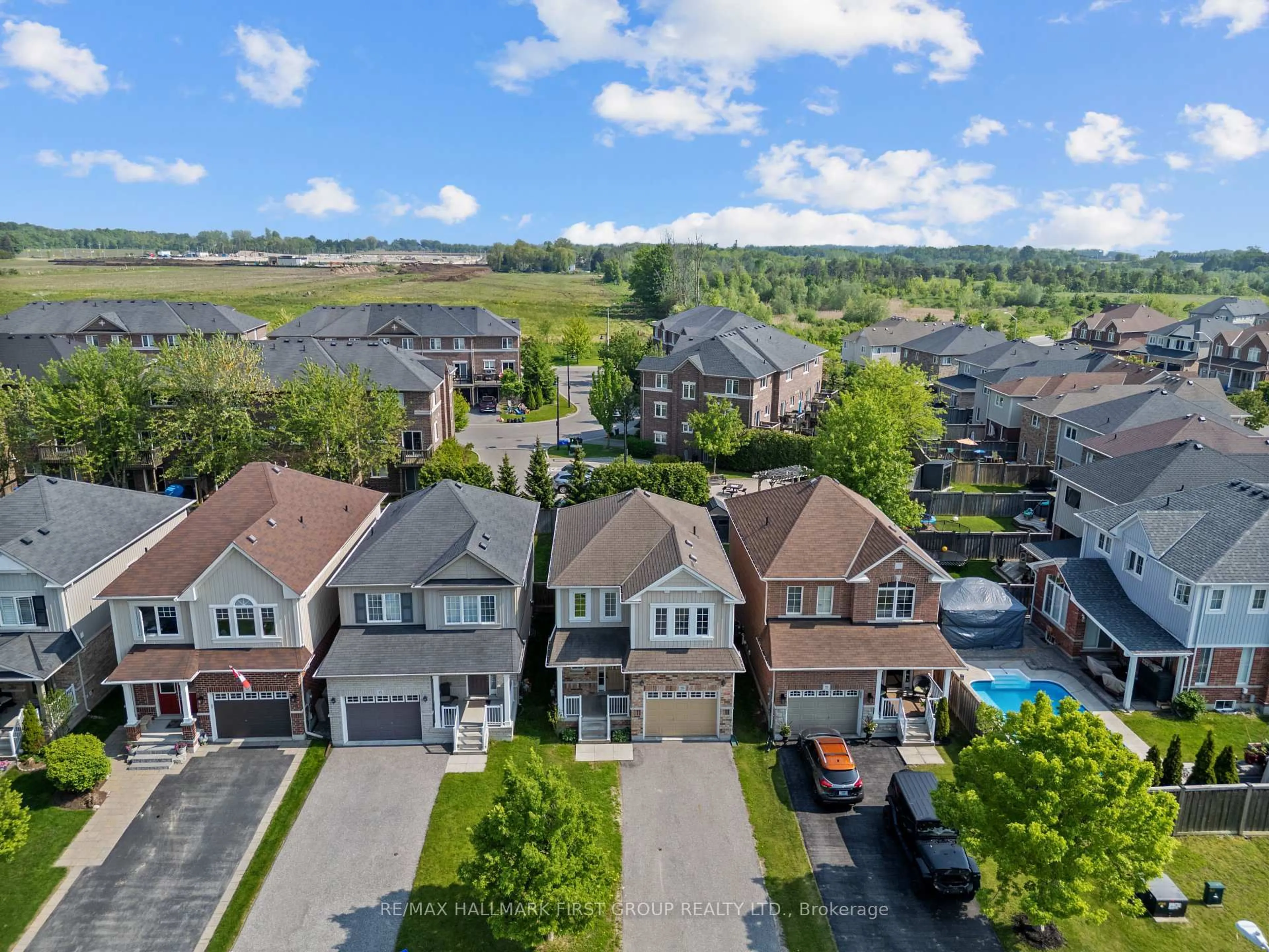 A pic from outside/outdoor area/front of a property/back of a property/a pic from drone, street for 59 William Ingles Dr, Clarington Ontario L1E 0E3