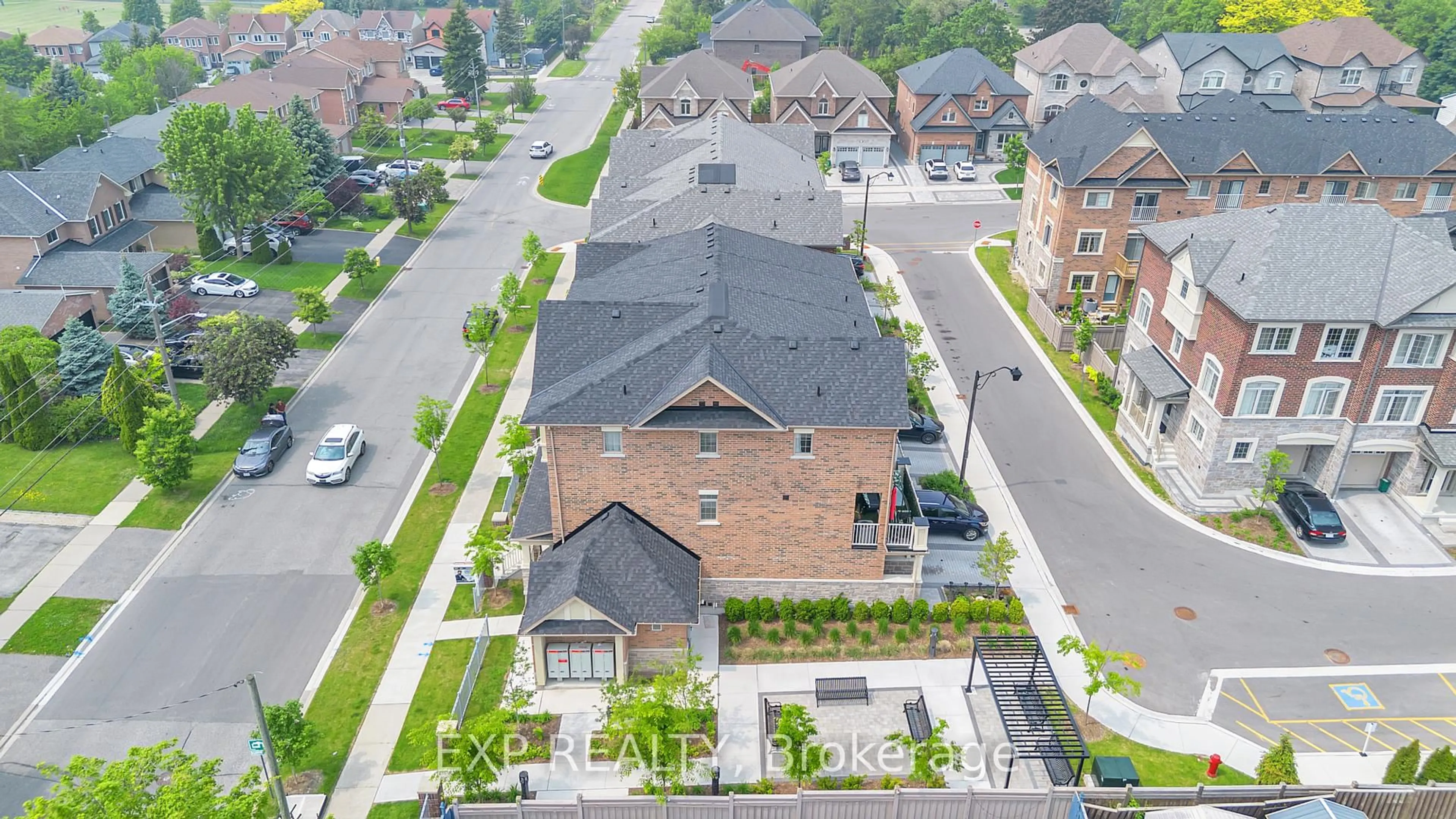 A pic from outside/outdoor area/front of a property/back of a property/a pic from drone, street for 517 Old Harwood Ave, Ajax Ontario L1Z 0V2