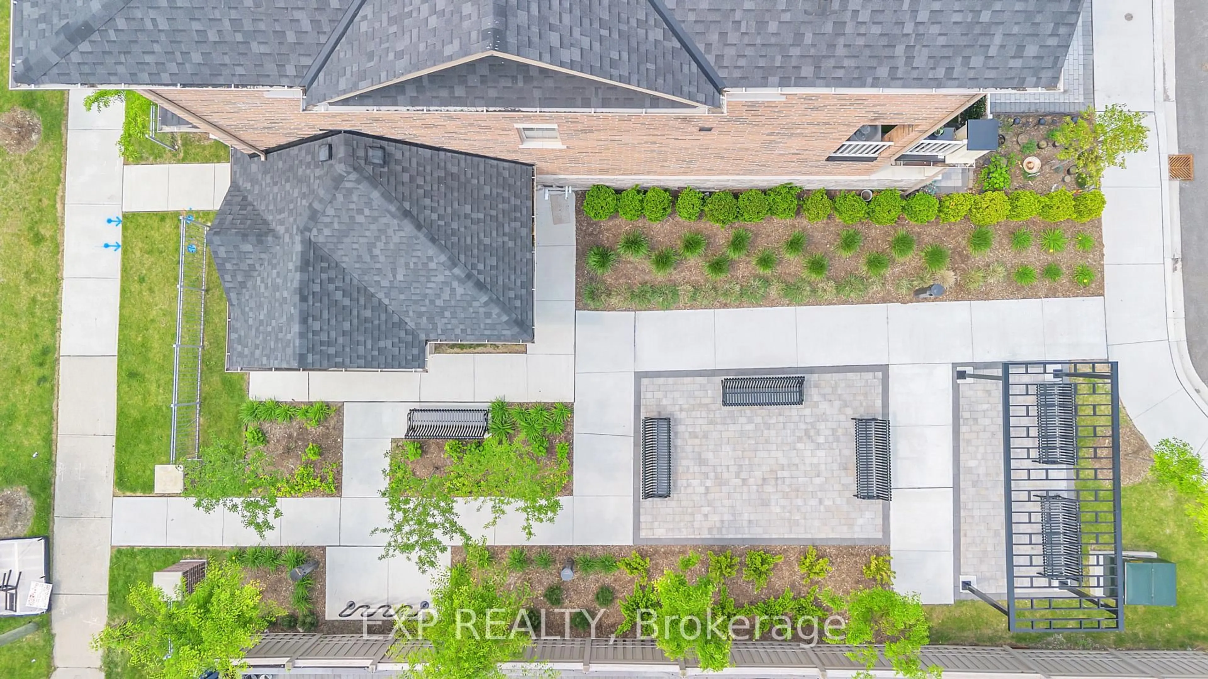 A pic from outside/outdoor area/front of a property/back of a property/a pic from drone, street for 517 Old Harwood Ave, Ajax Ontario L1Z 0V2