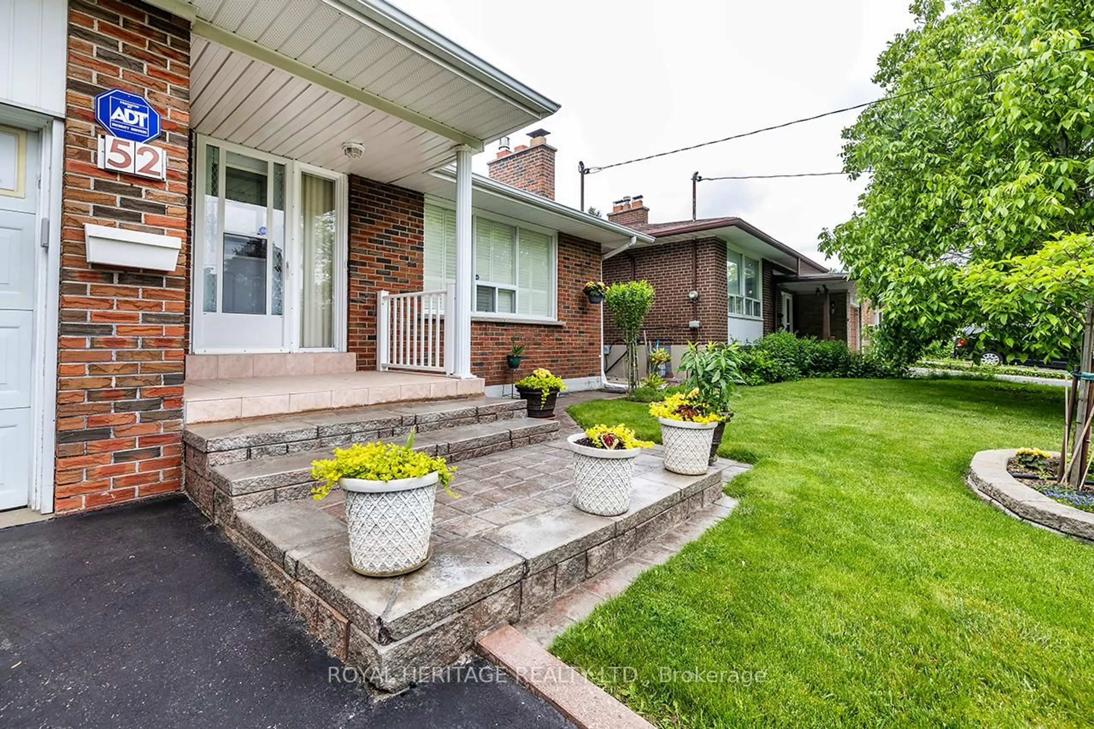 Patio, street for 52 Moraine Hill Dr, Toronto Ontario M1T 2A2