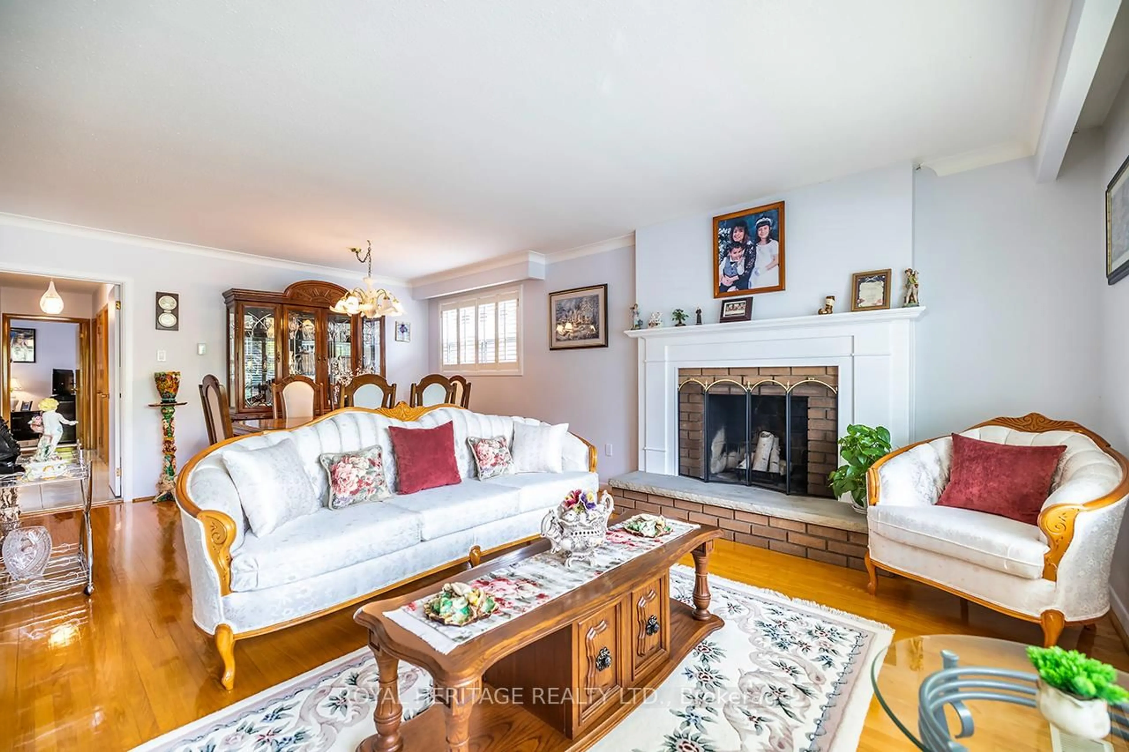Living room with furniture, wood/laminate floor for 52 Moraine Hill Dr, Toronto Ontario M1T 2A2
