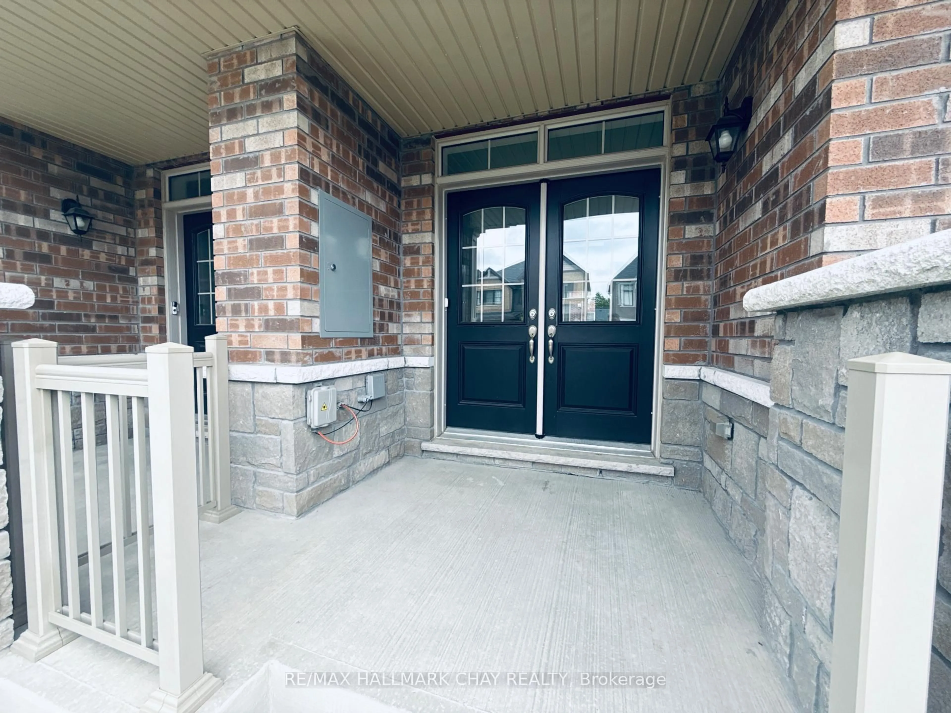 Indoor entryway for 17 Sutcliffe Dr, Whitby Ontario L1R 0R2