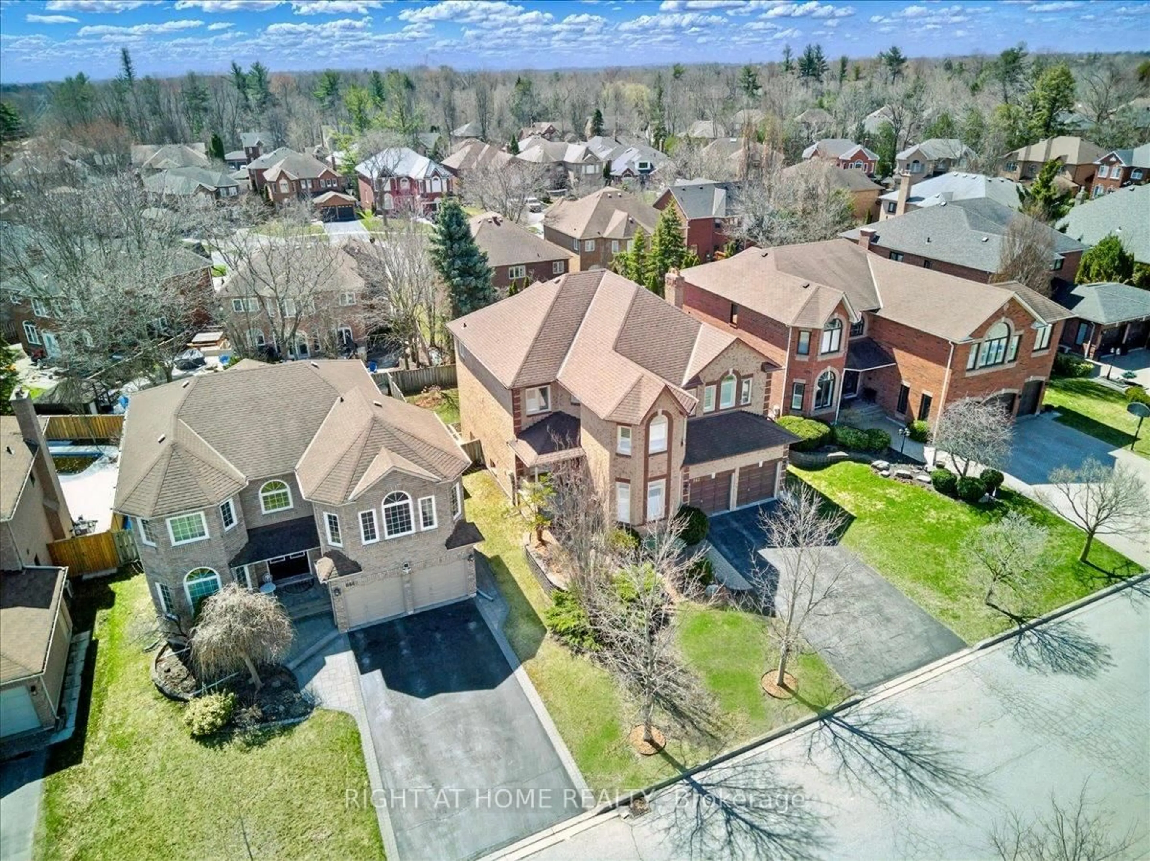 A pic from outside/outdoor area/front of a property/back of a property/a pic from drone, street for 842 Primrose Crt, Pickering Ontario L1X 2S7