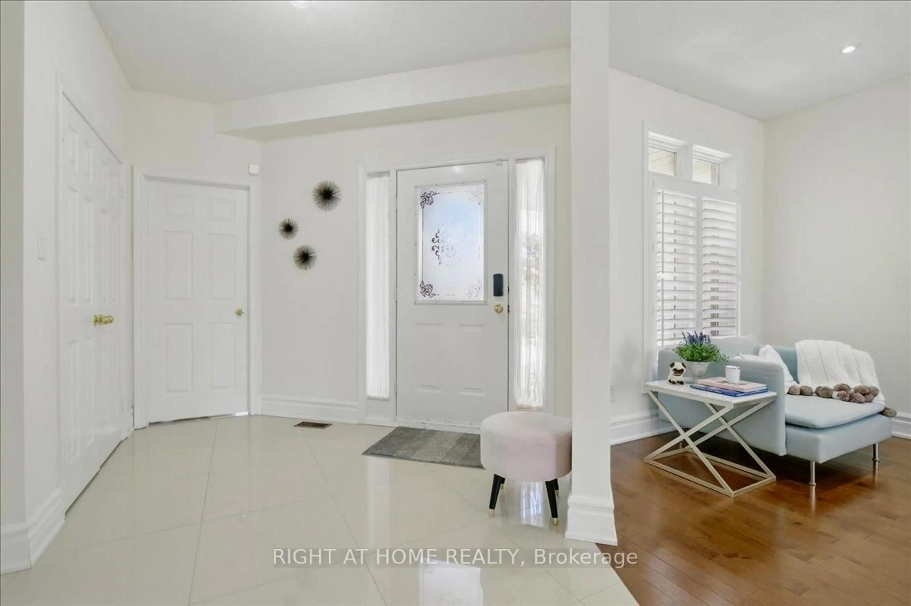 Indoor entryway for 842 Primrose Crt, Pickering Ontario L1X 2S7