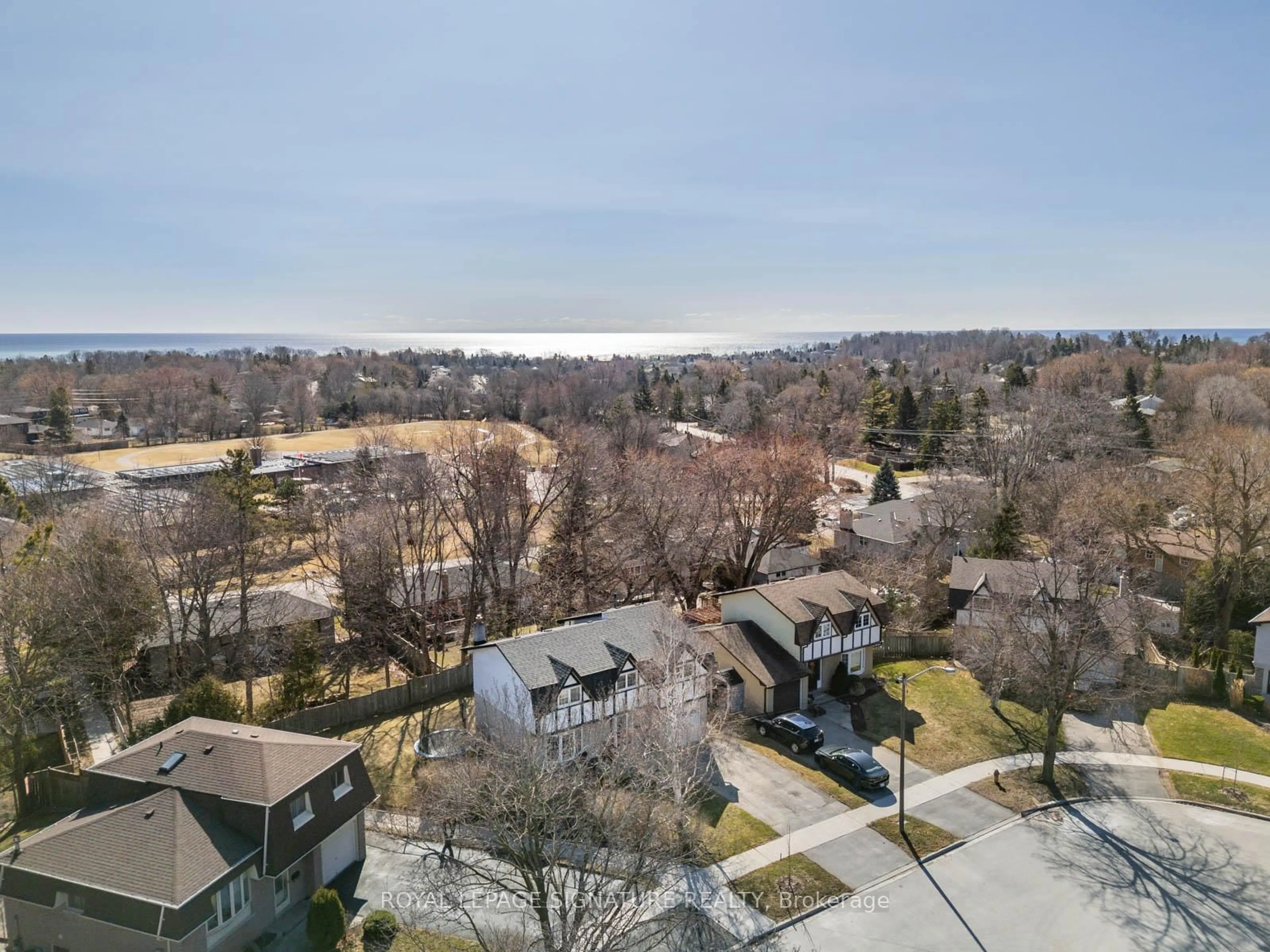 A pic from outside/outdoor area/front of a property/back of a property/a pic from drone, water/lake/river/ocean view for 126 Beaverbrook Crt, Toronto Ontario M1C 3A9