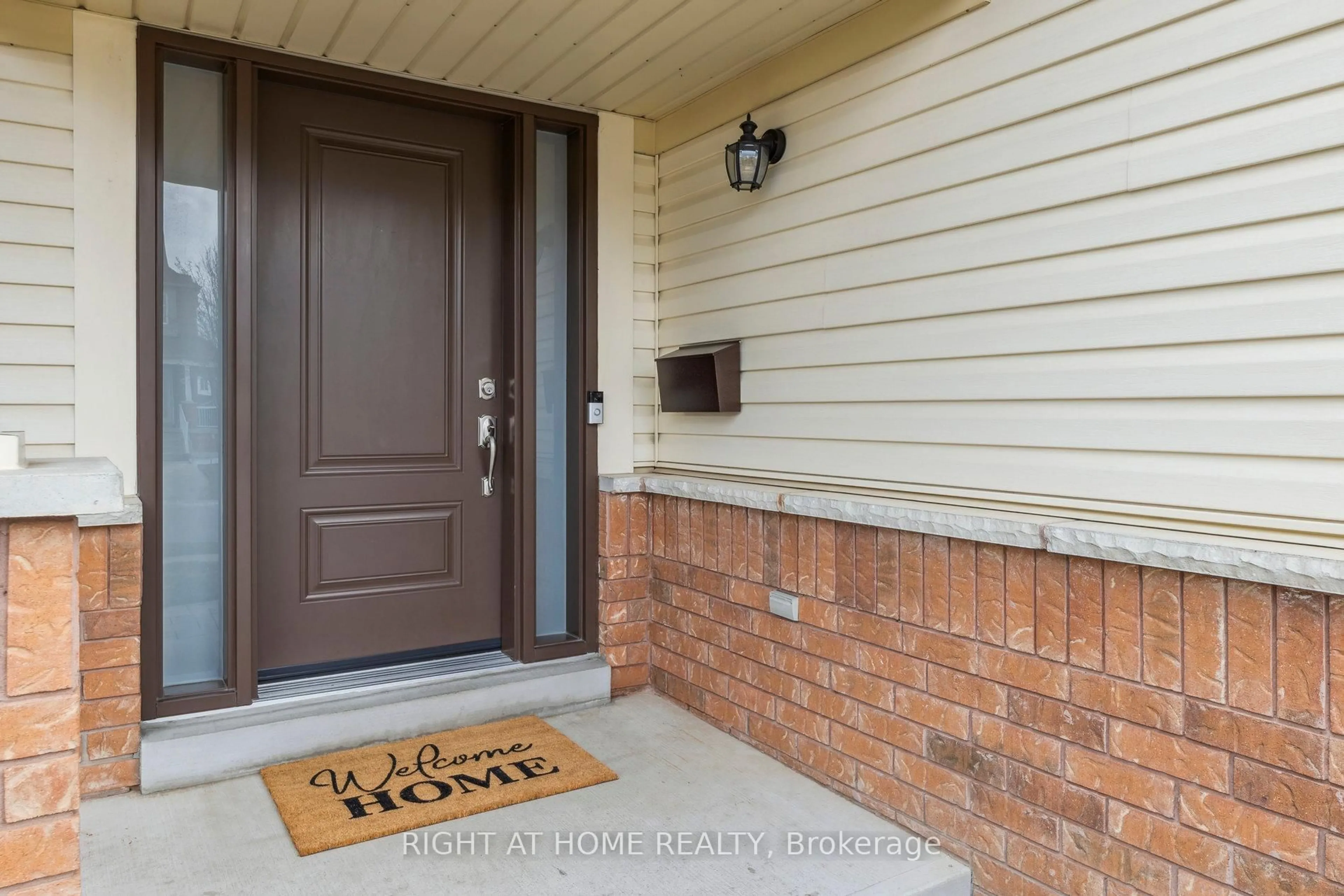 Indoor entryway for 92 Longueuil Pl, Whitby Ontario L1R 3H1